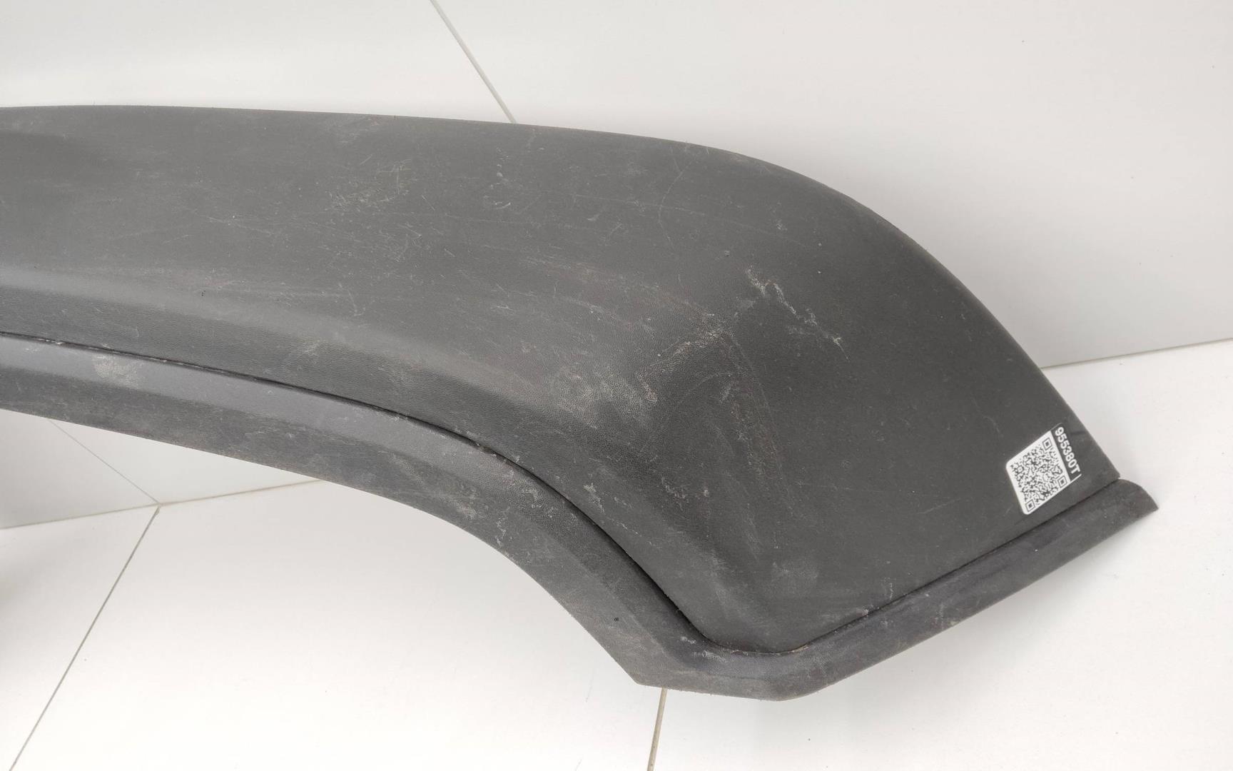 Накладка переднего крыла правого