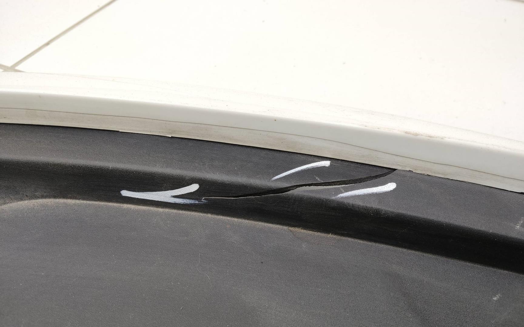 Кожух замка капота