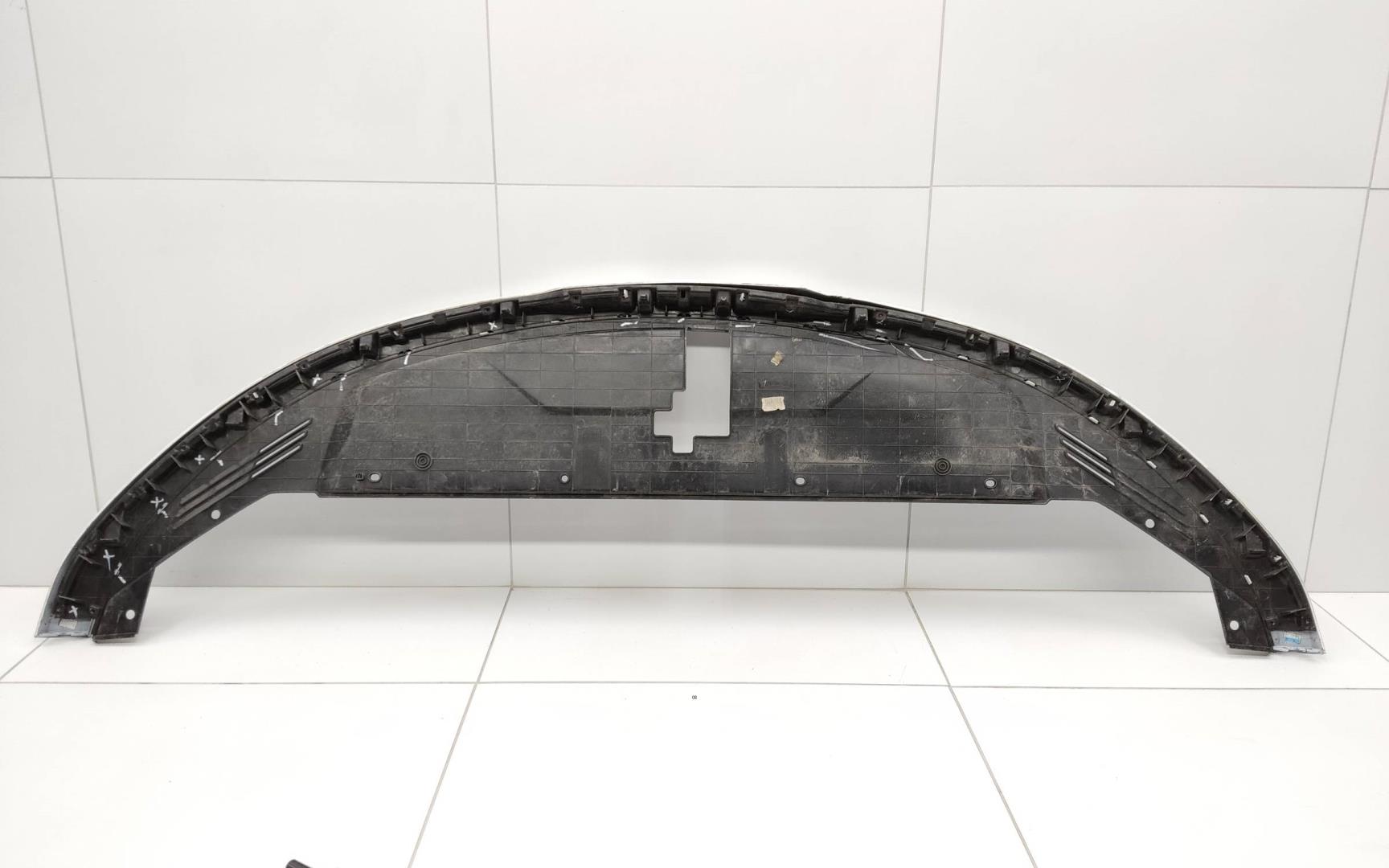 Кожух замка капота