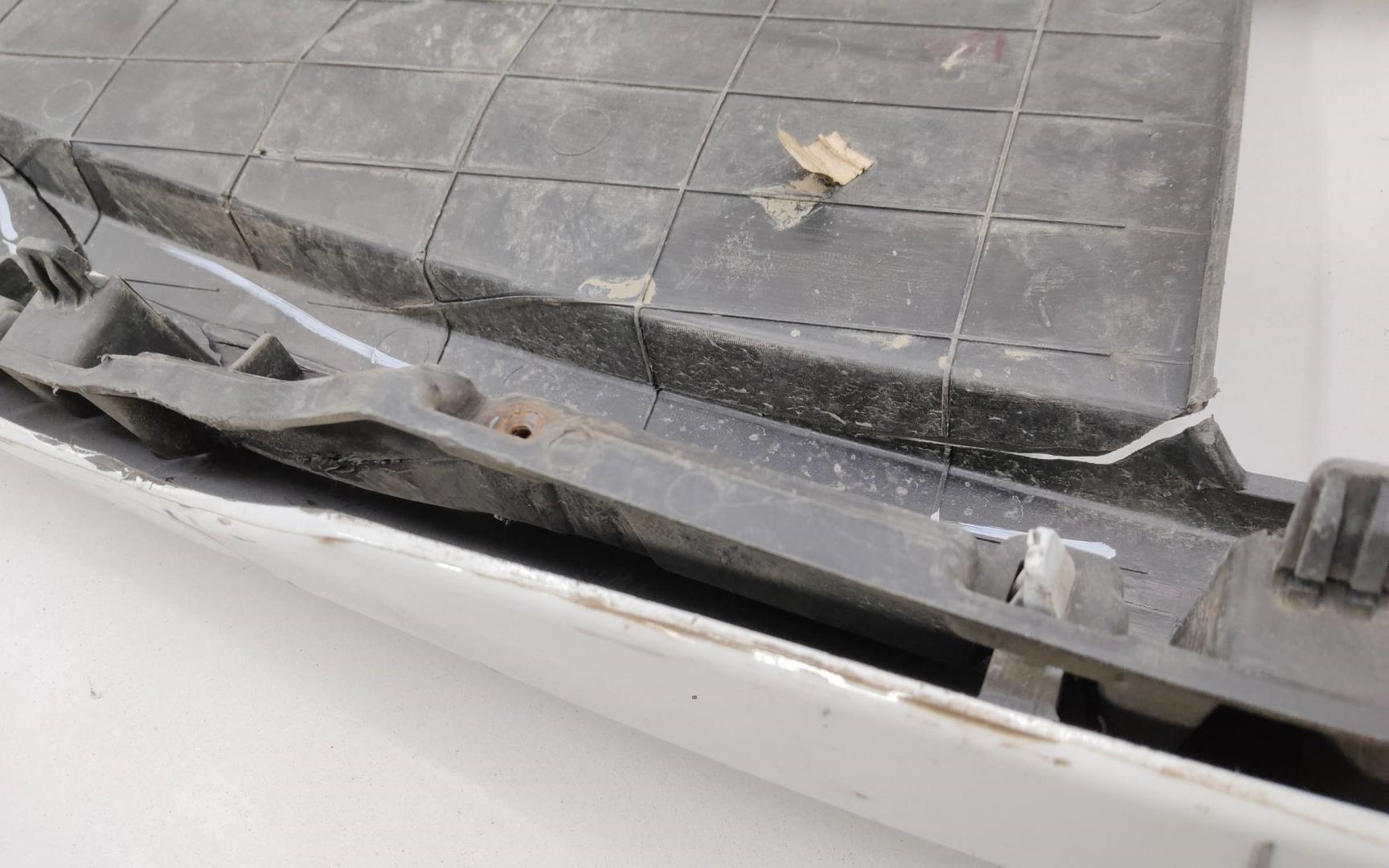 Кожух замка капота