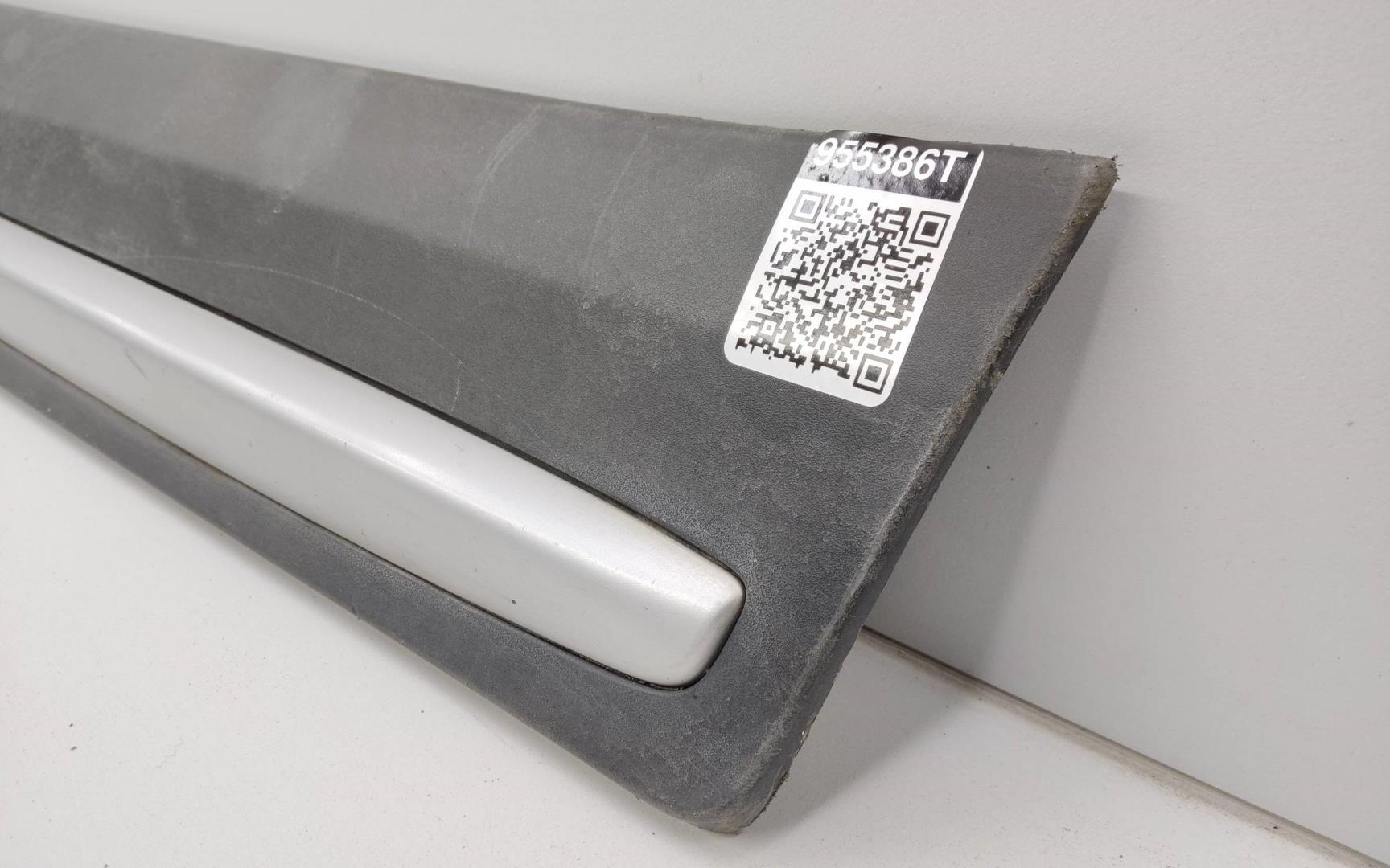 Накладка двери передней правой