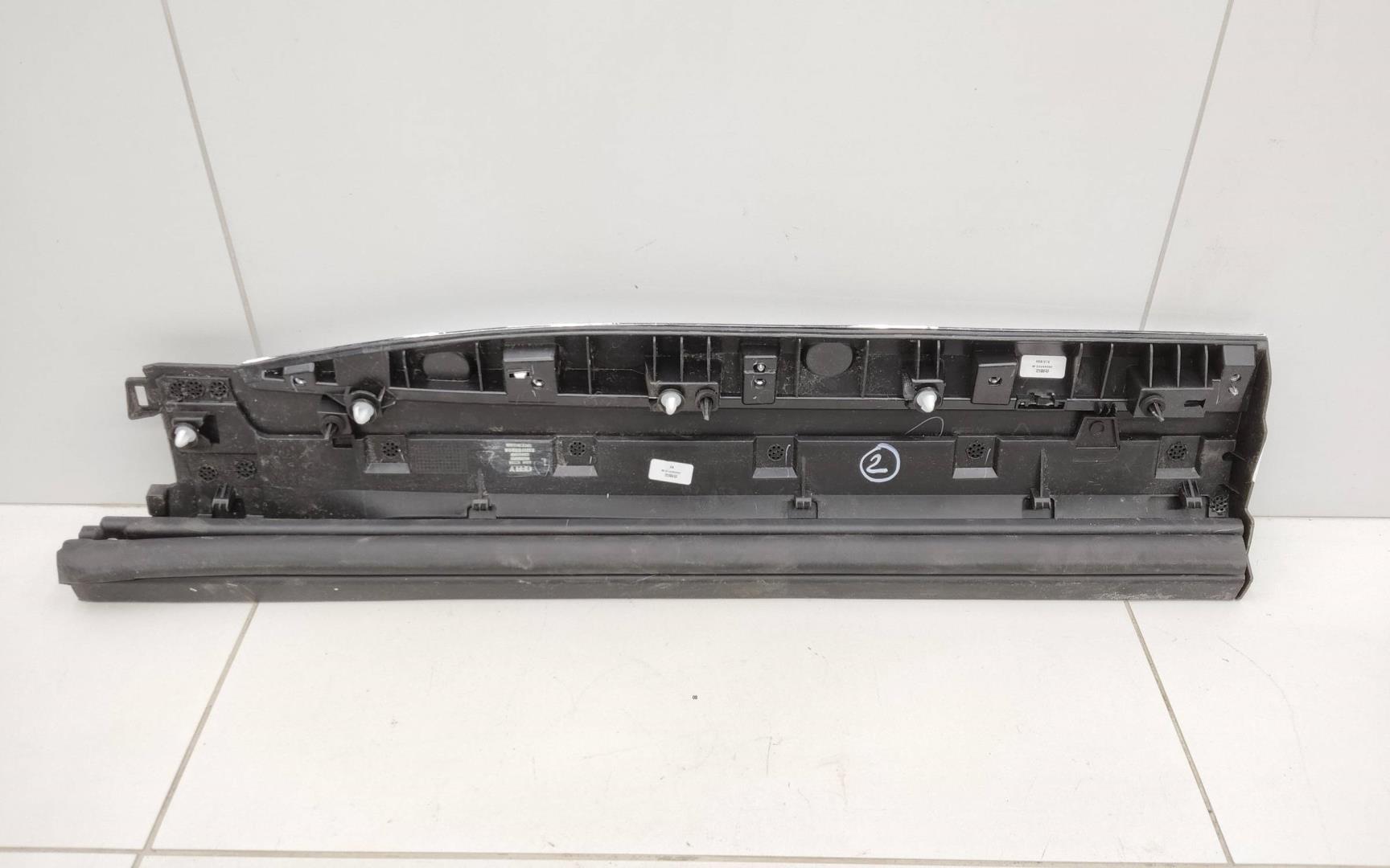 Накладка двери задней левой