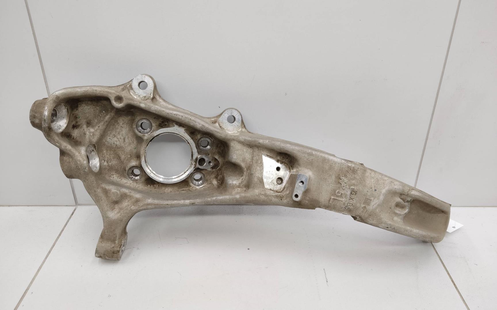 Кулак поворотный передний левый