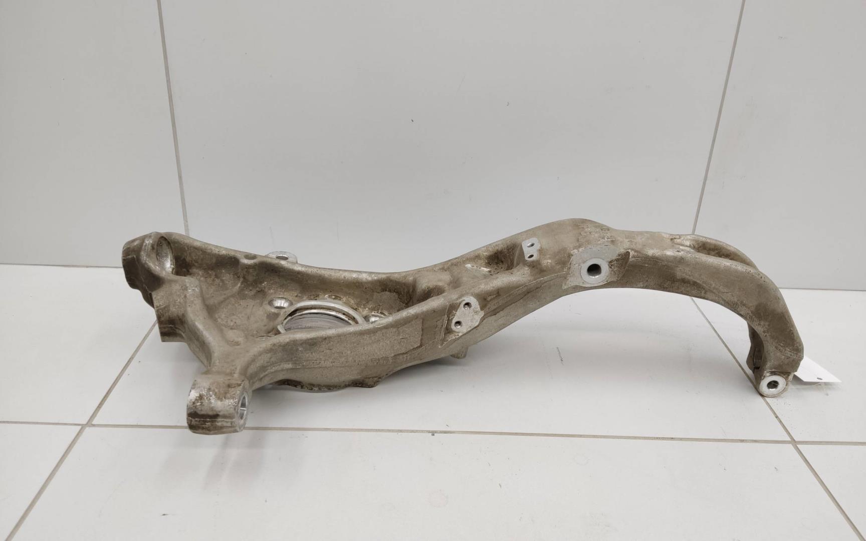 Кулак поворотный передний левый