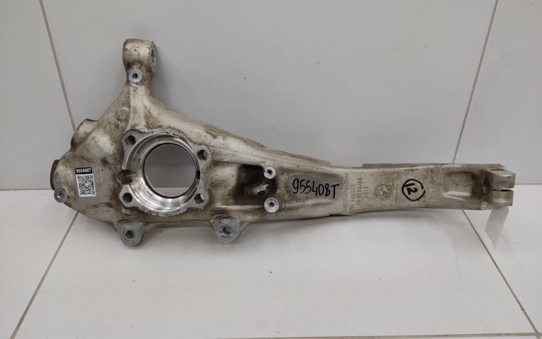 Кулак поворотный передний левый