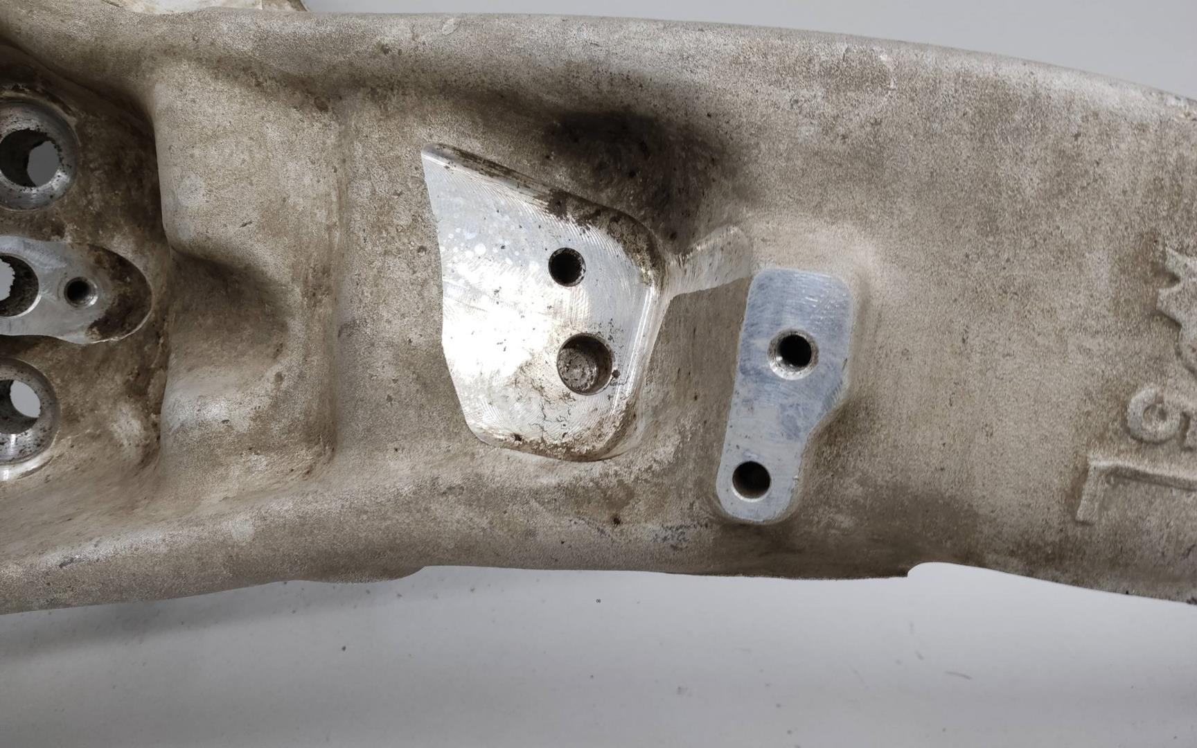 Кулак поворотный передний левый