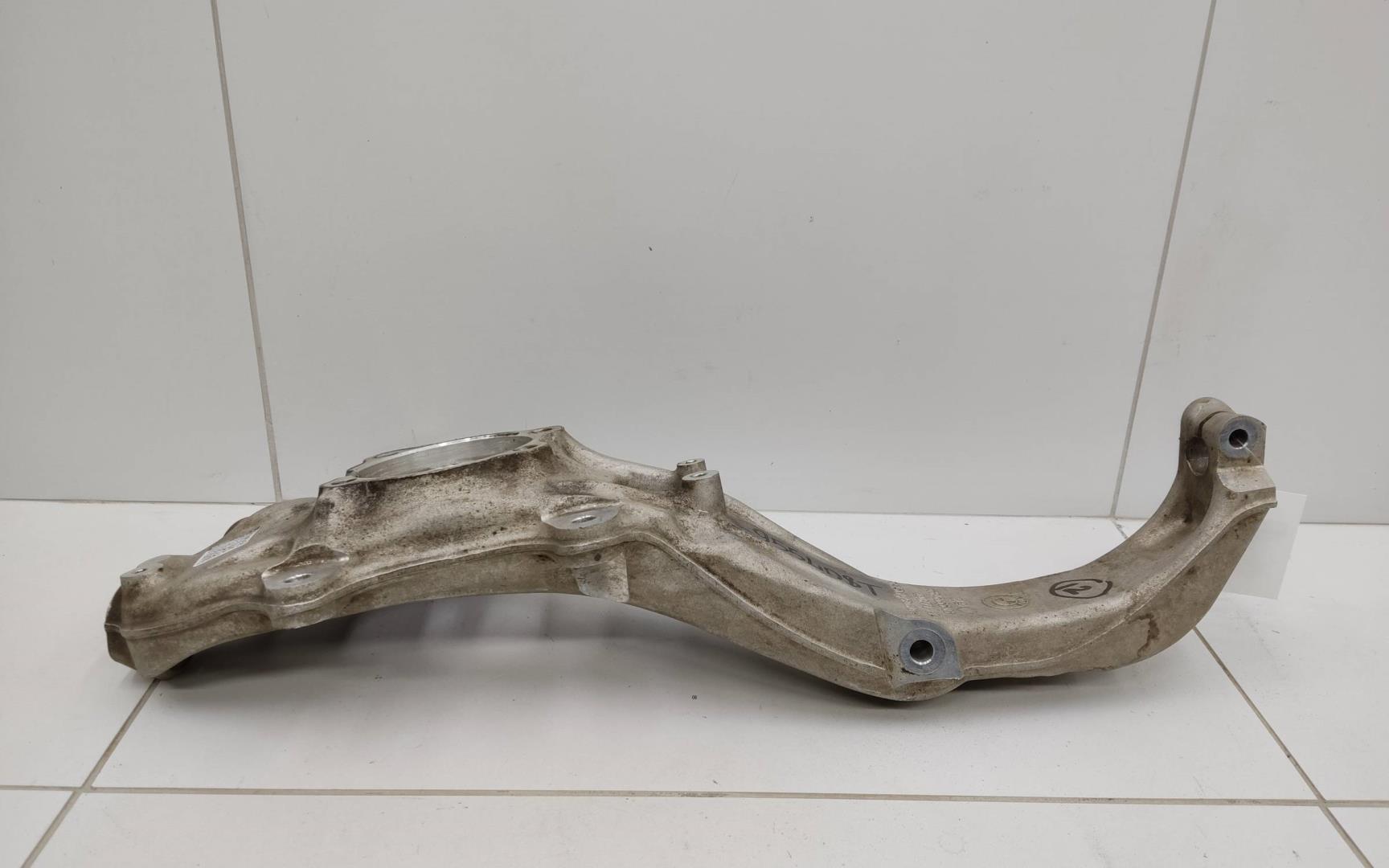 Кулак поворотный передний левый