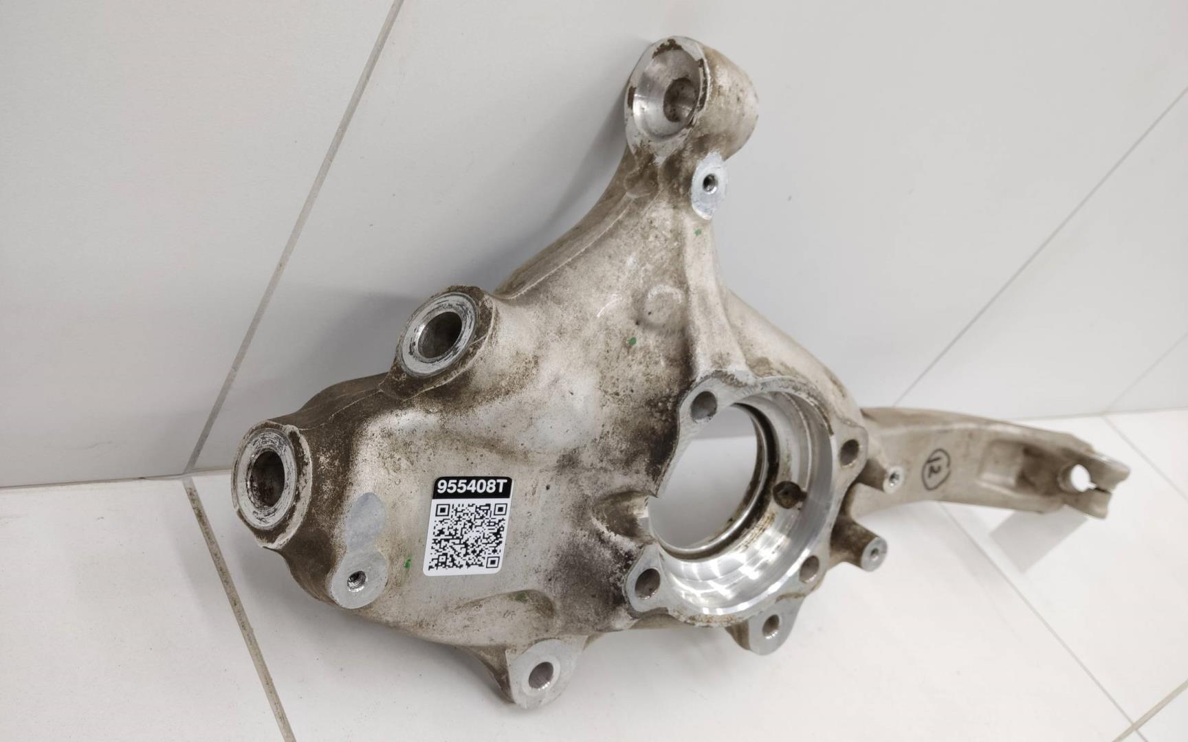 Кулак поворотный передний левый