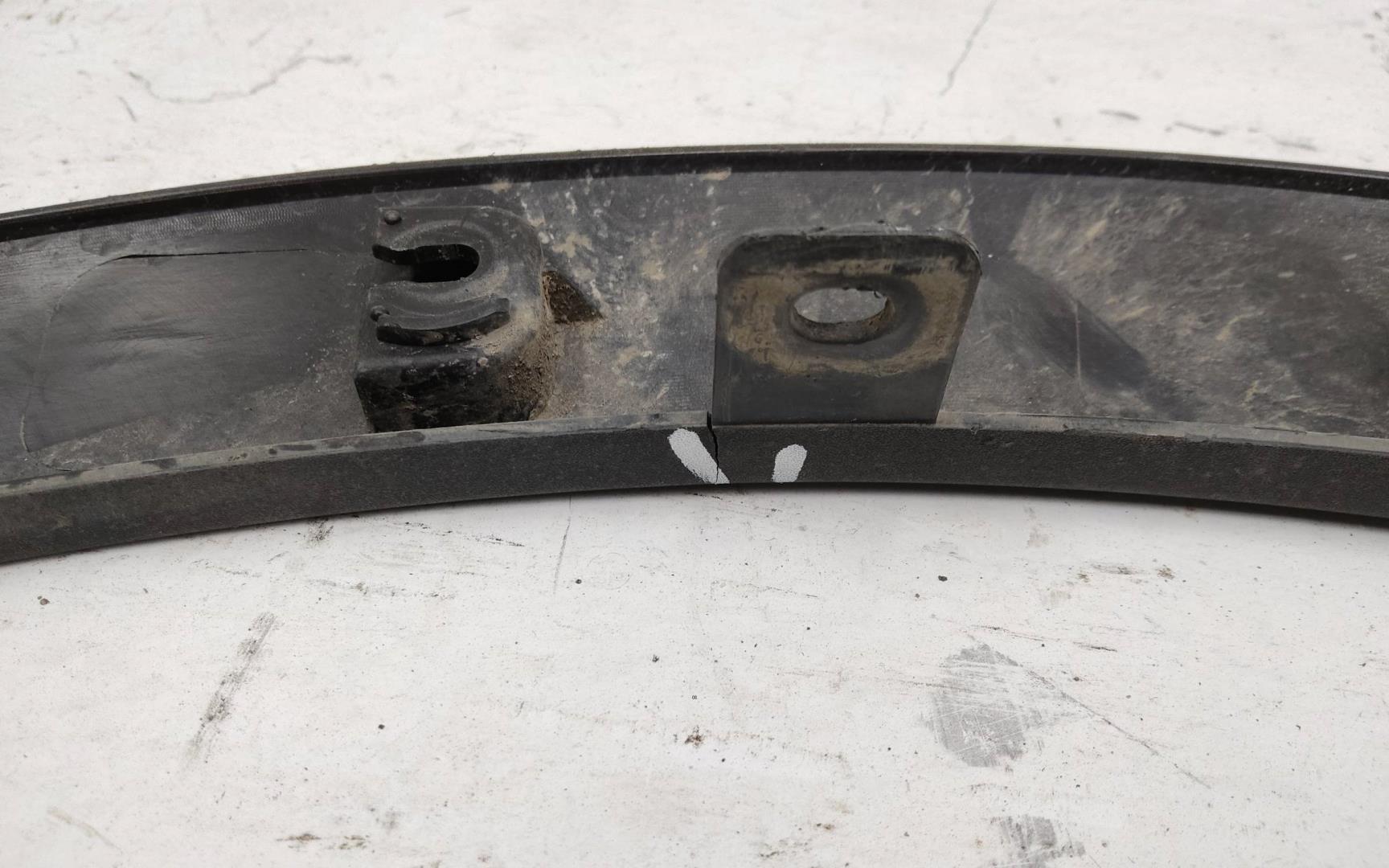 Накладка переднего крыла правого