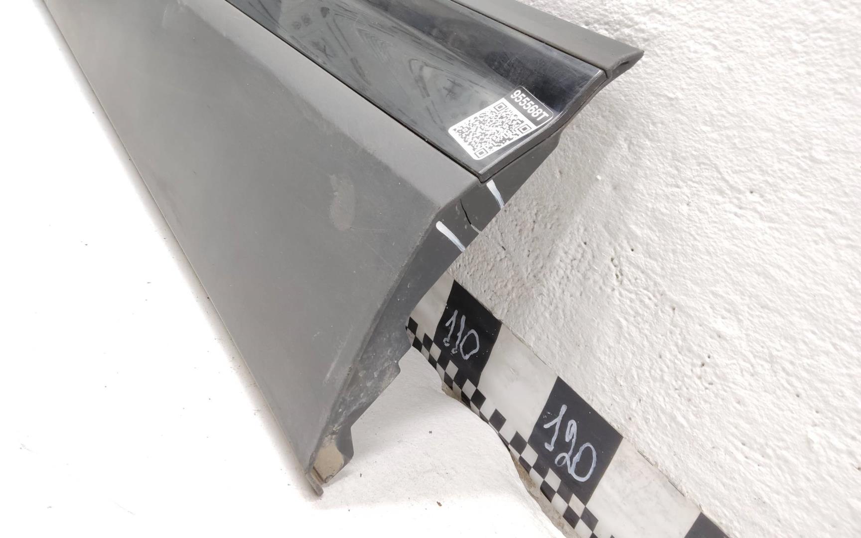 Накладка двери передней левой