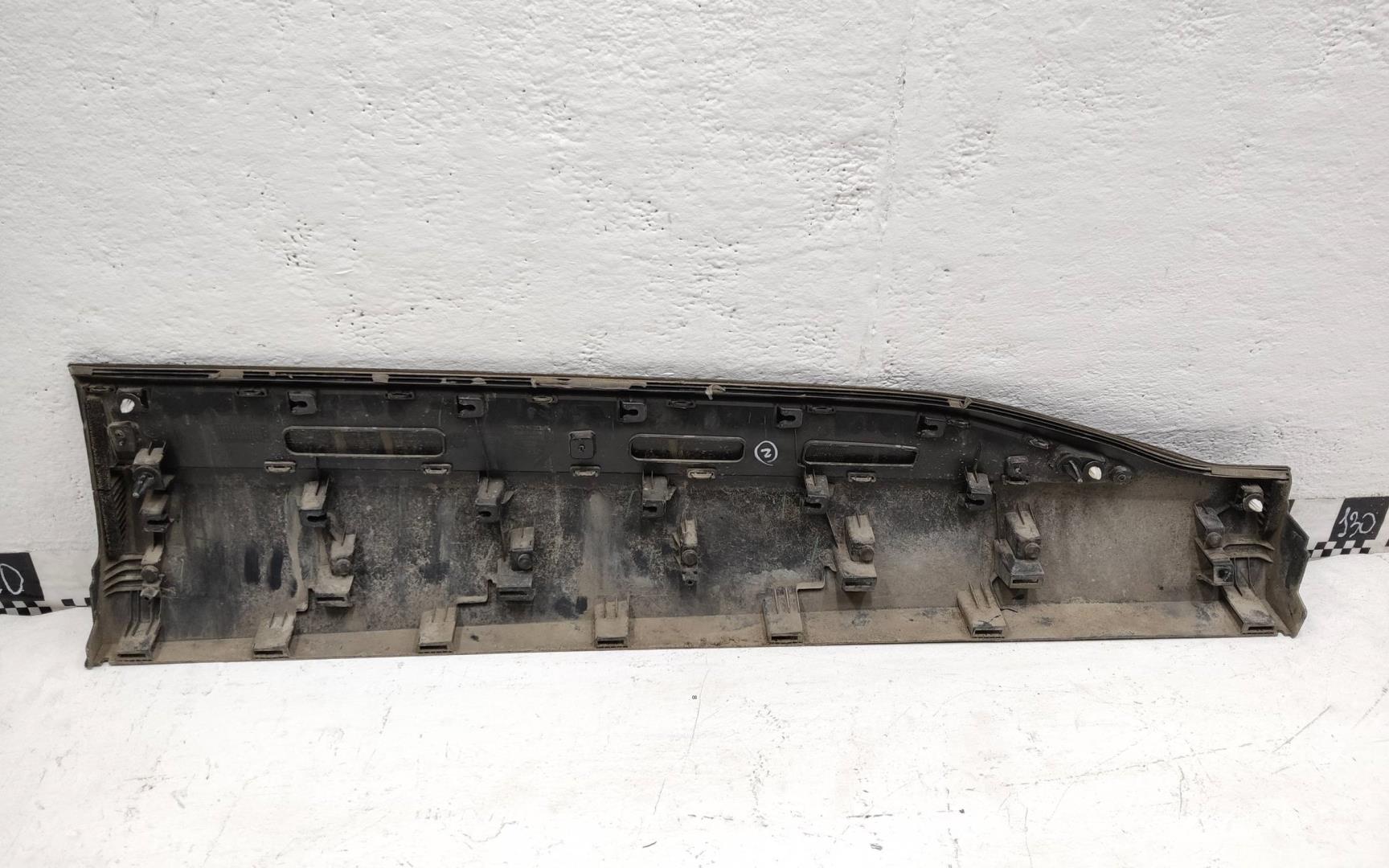 Накладка двери передней левой