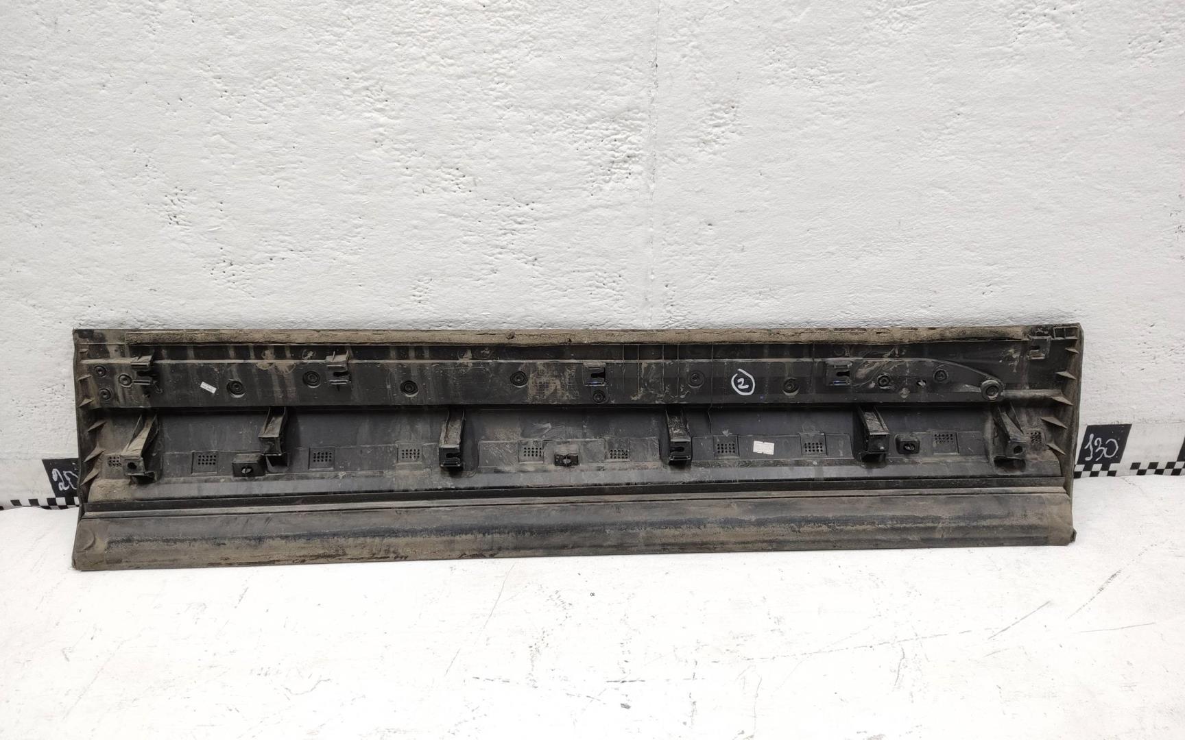 Накладка двери передней левой