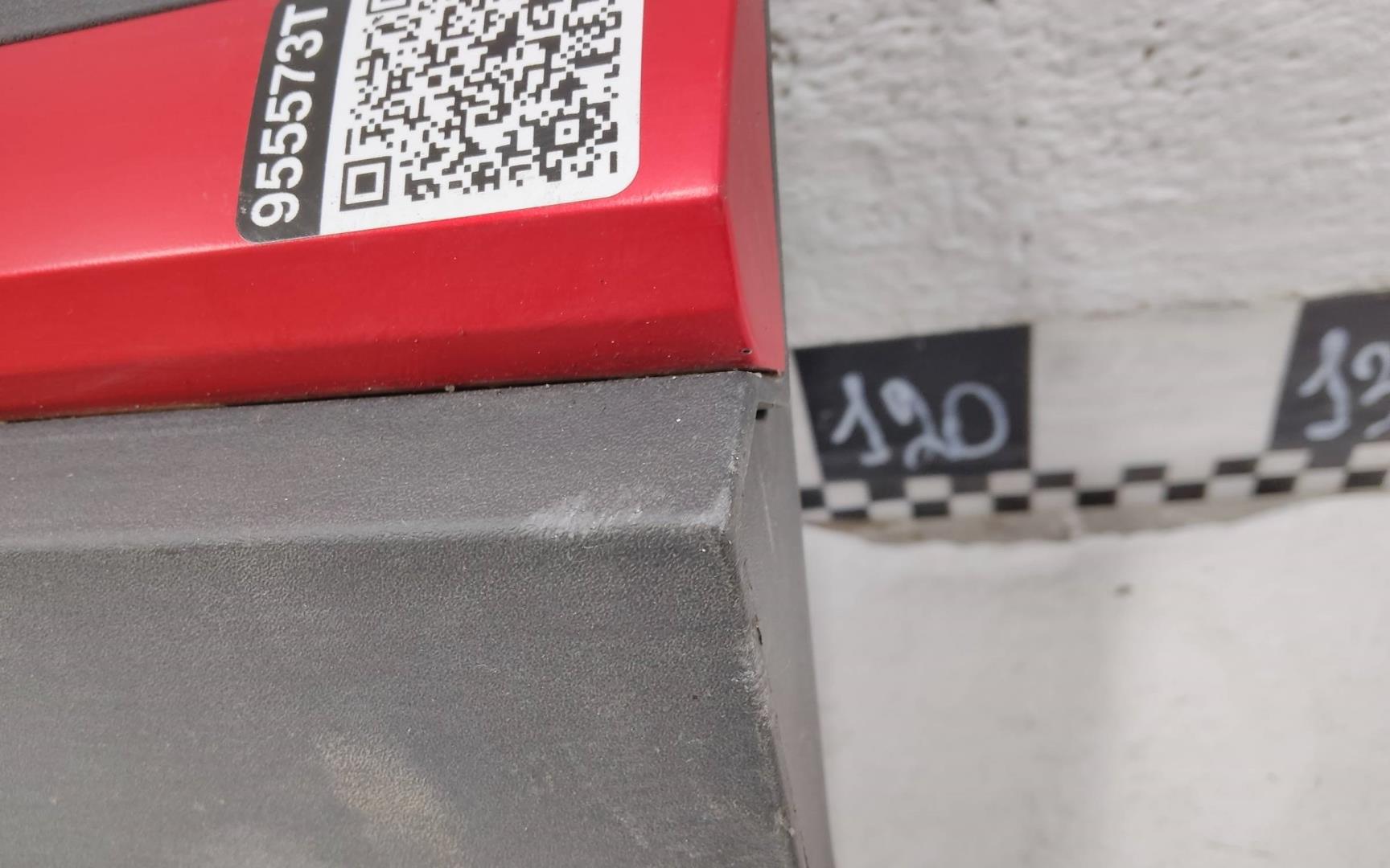 Накладка двери передней левой