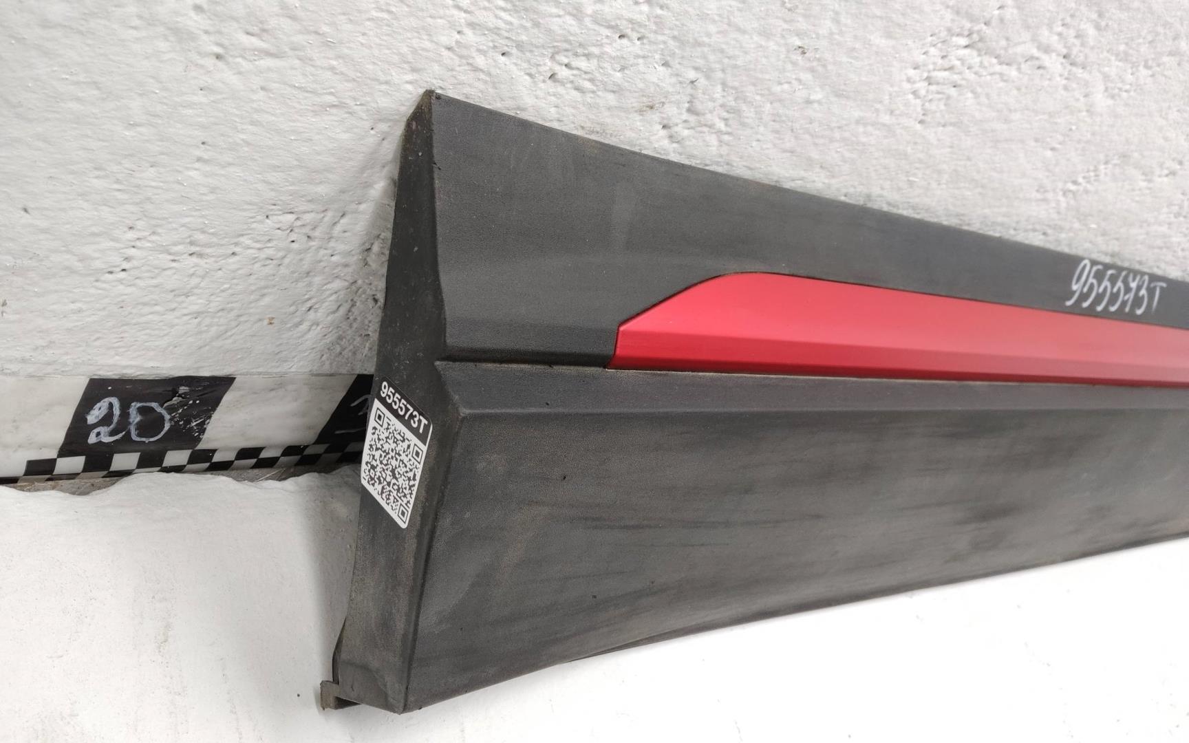 Накладка двери передней левой