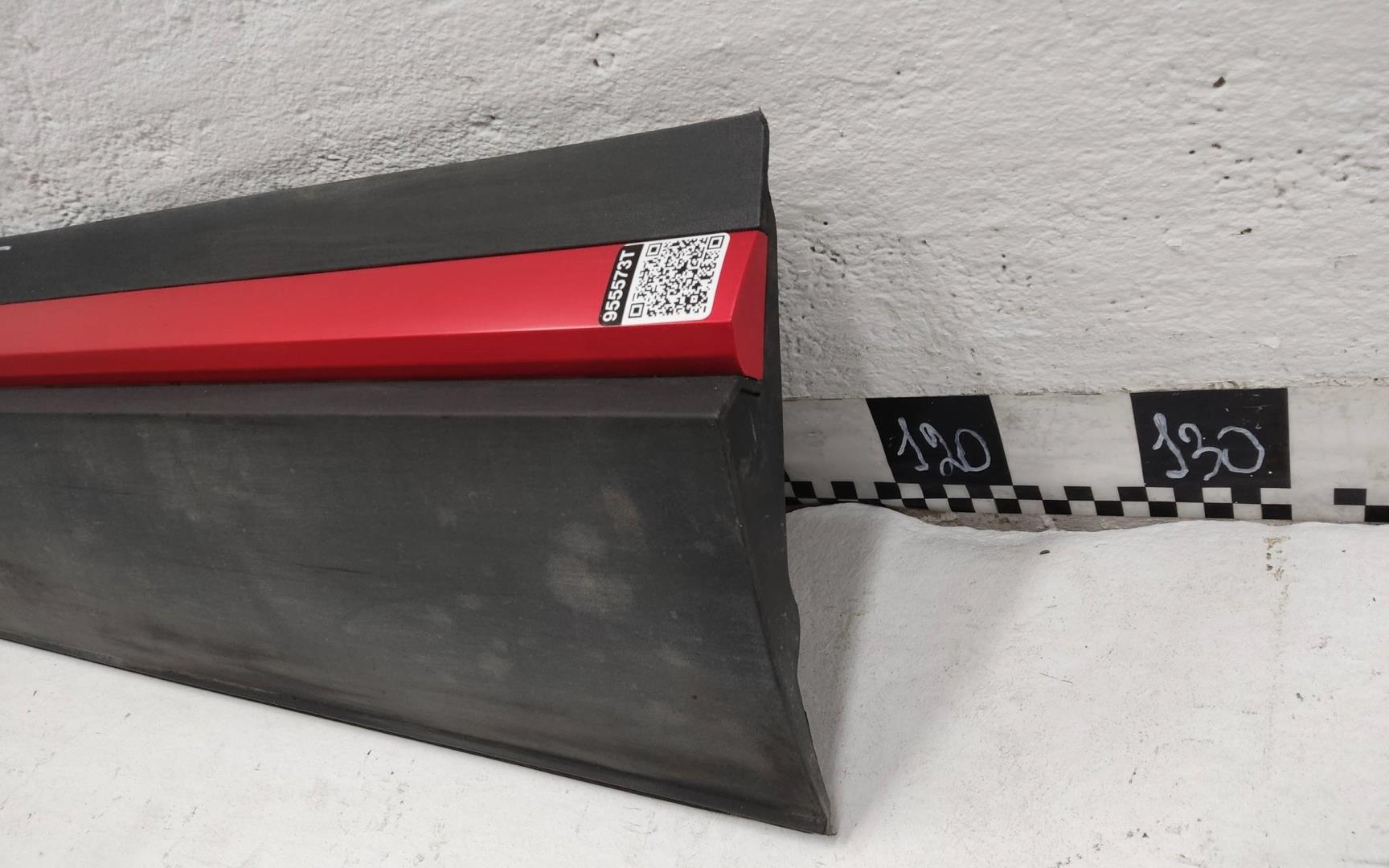 Накладка двери передней левой