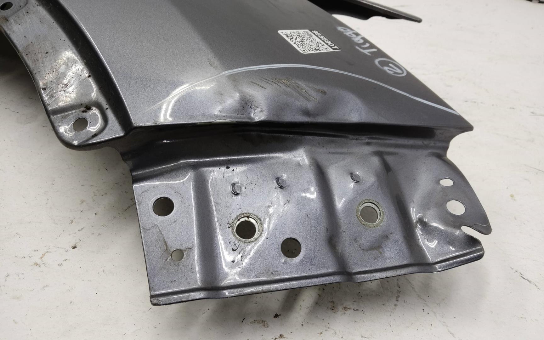 Крыло переднее правое