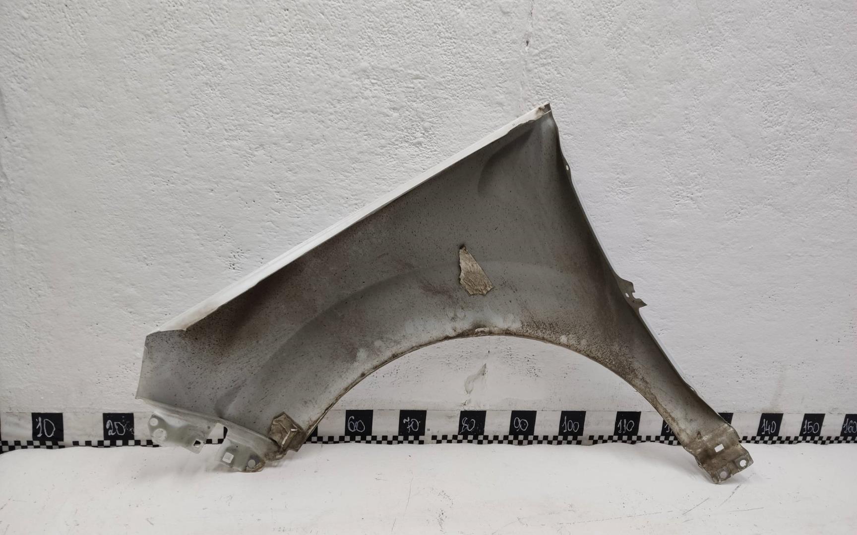 Крыло переднее правое