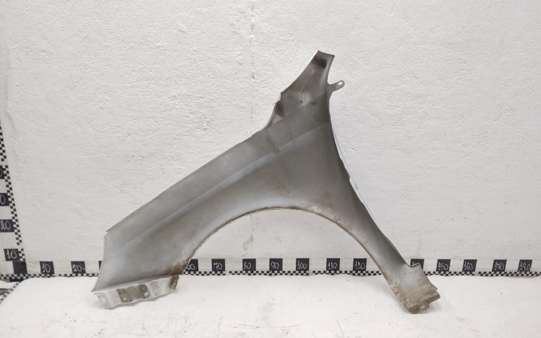 Крыло переднее правое