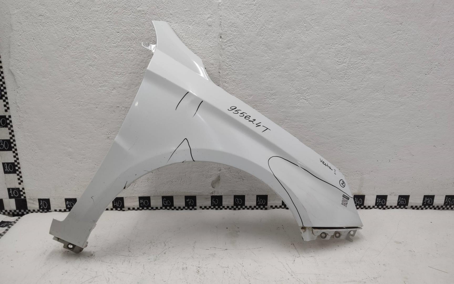 Крыло переднее правое