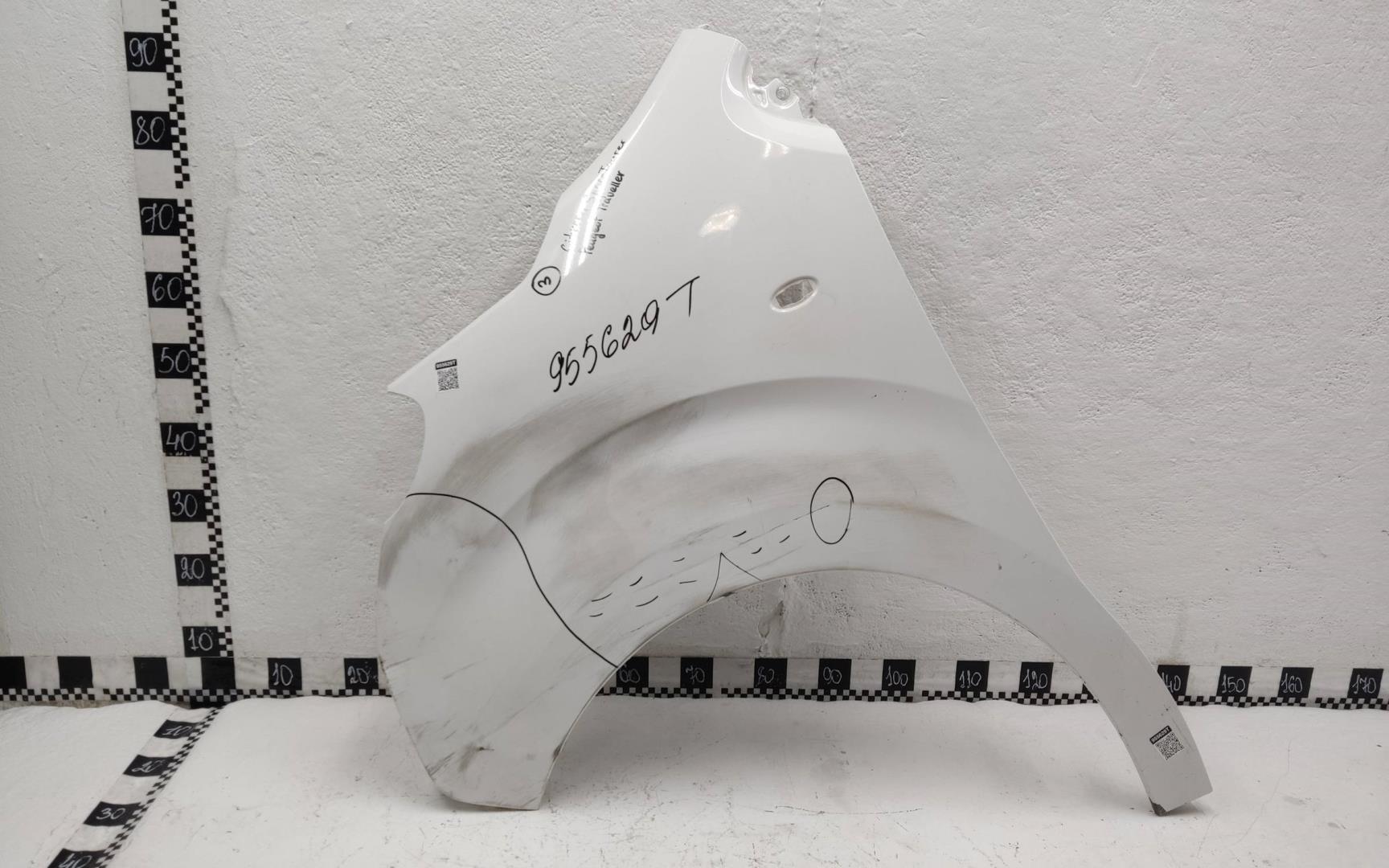 Крыло переднее левое