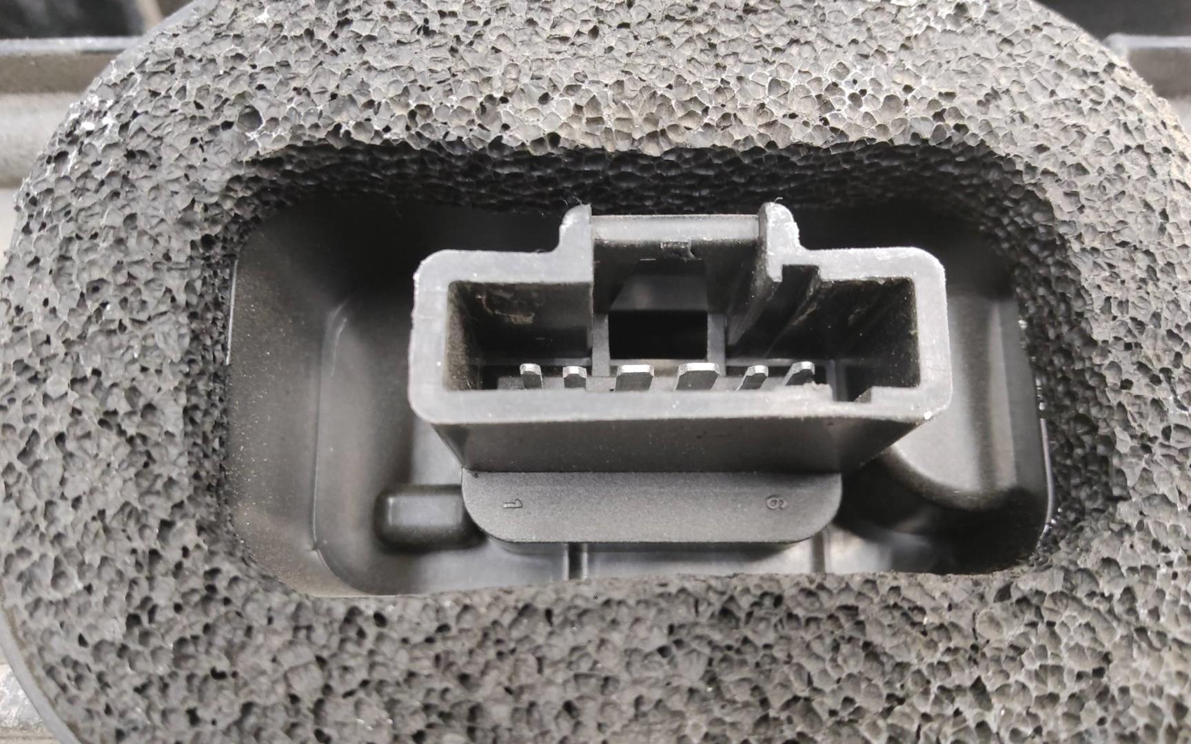 Фонарь задний наружный левый