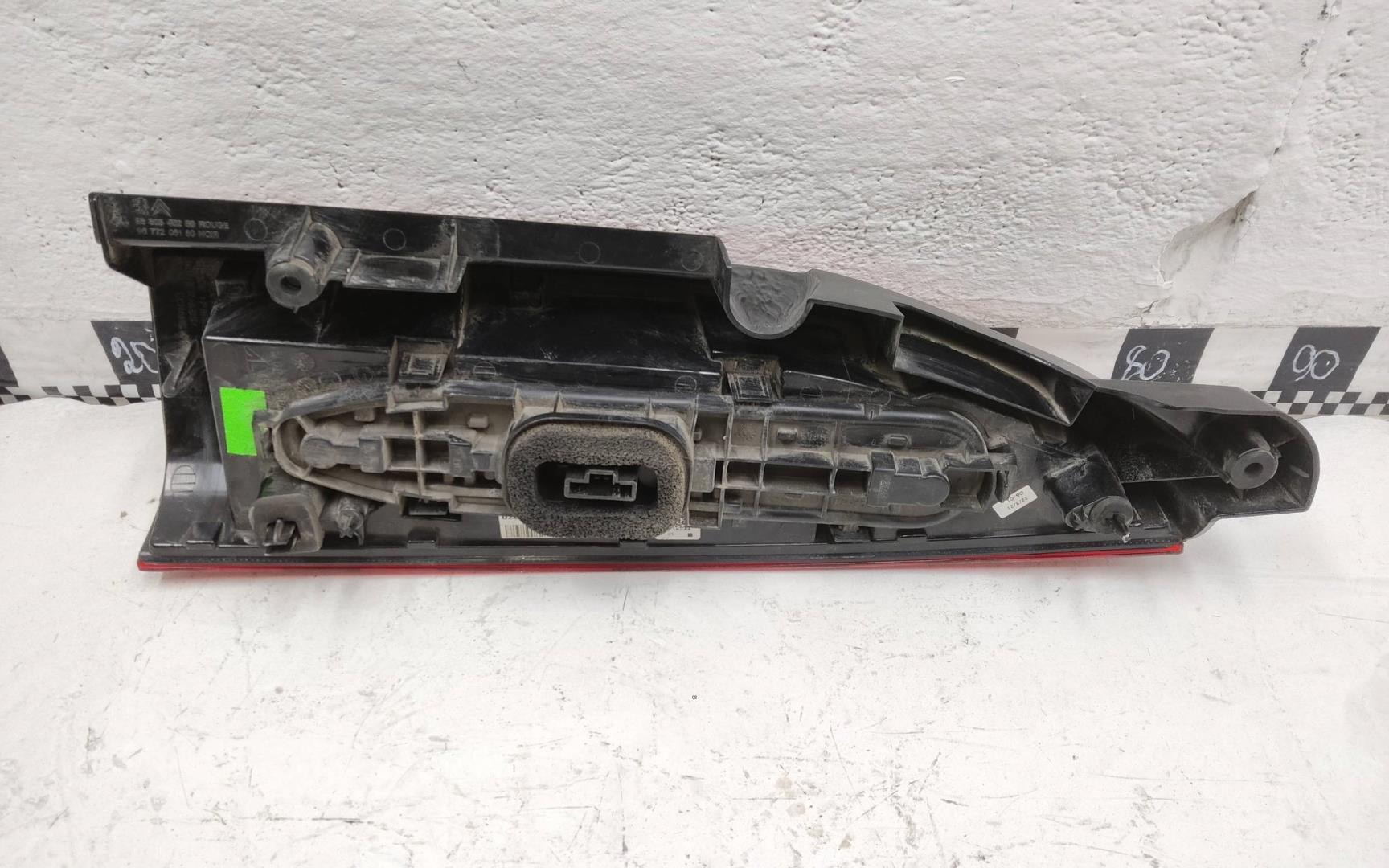 Фонарь задний наружный левый