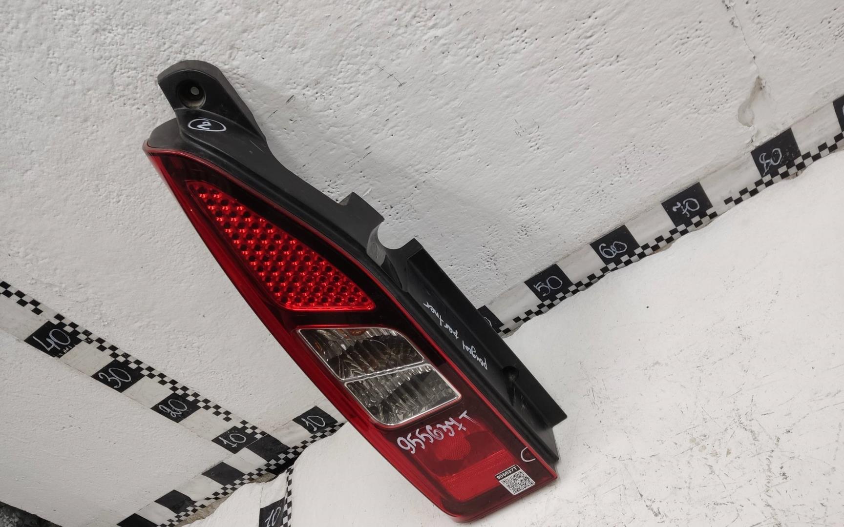 Фонарь задний наружный левый