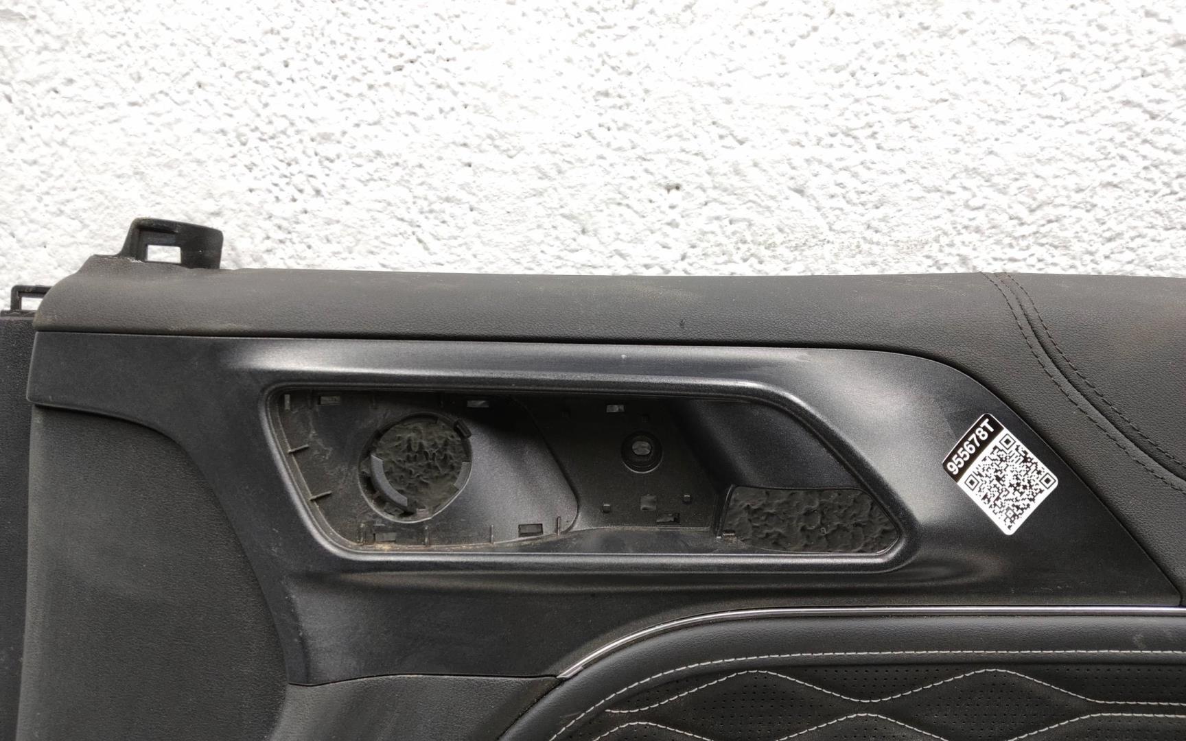 Обшивка двери передней правой