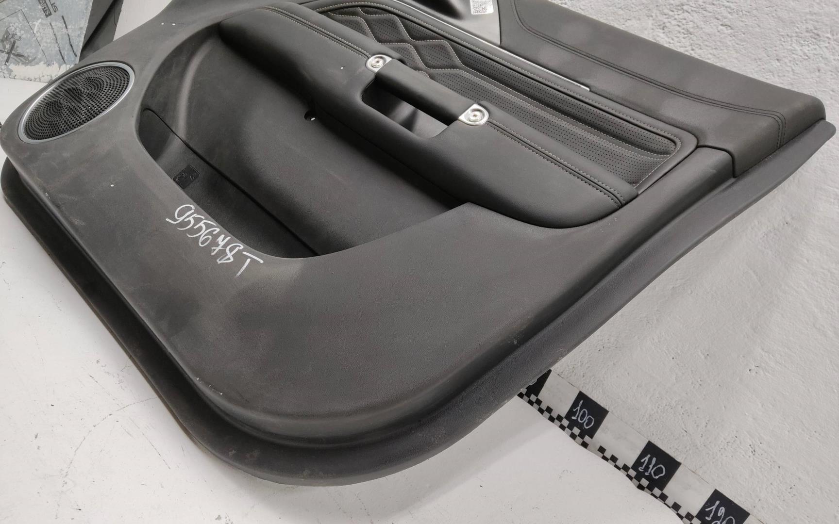 Обшивка двери передней правой