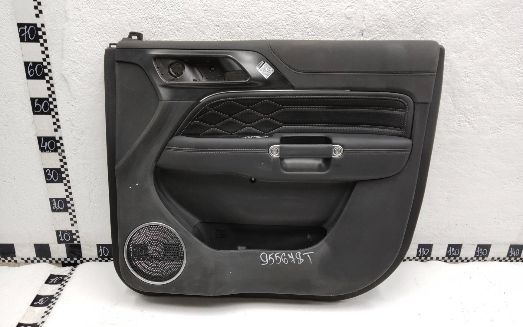 Обшивка двери передней правой