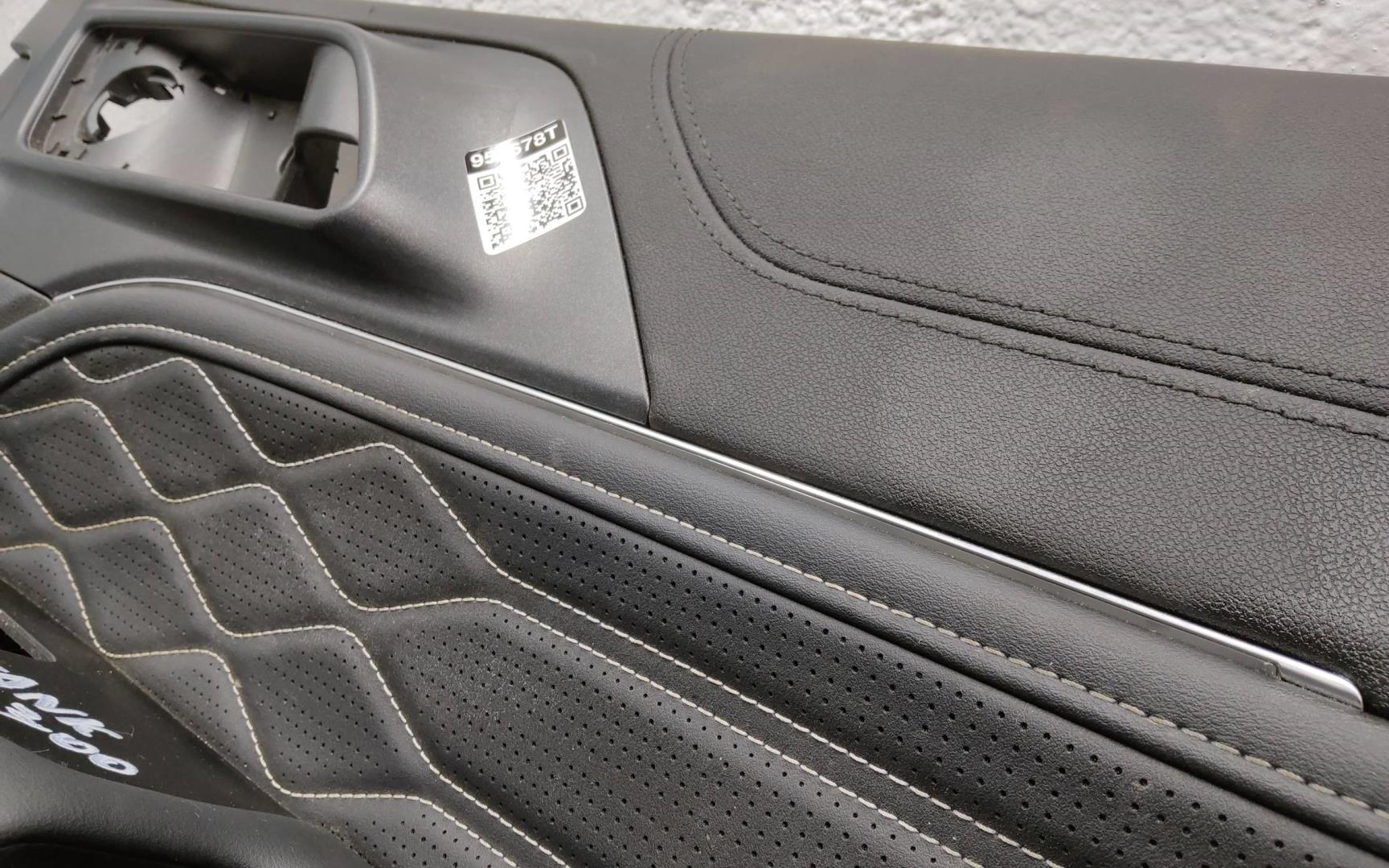 Обшивка двери передней правой