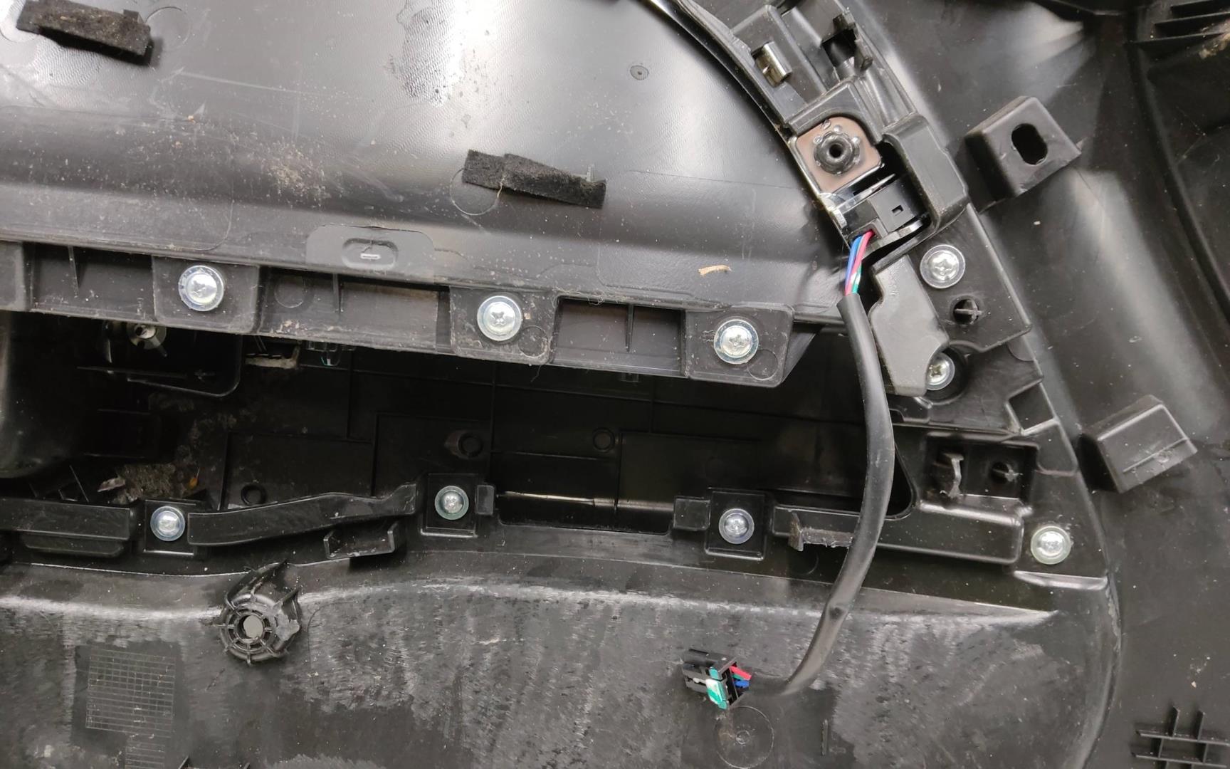 Обшивка двери передней правой