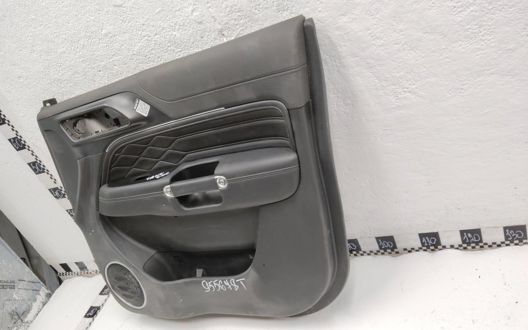 Обшивка двери передней правой