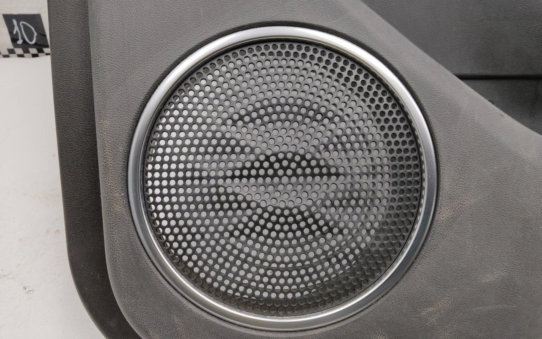 Обшивка двери передней правой