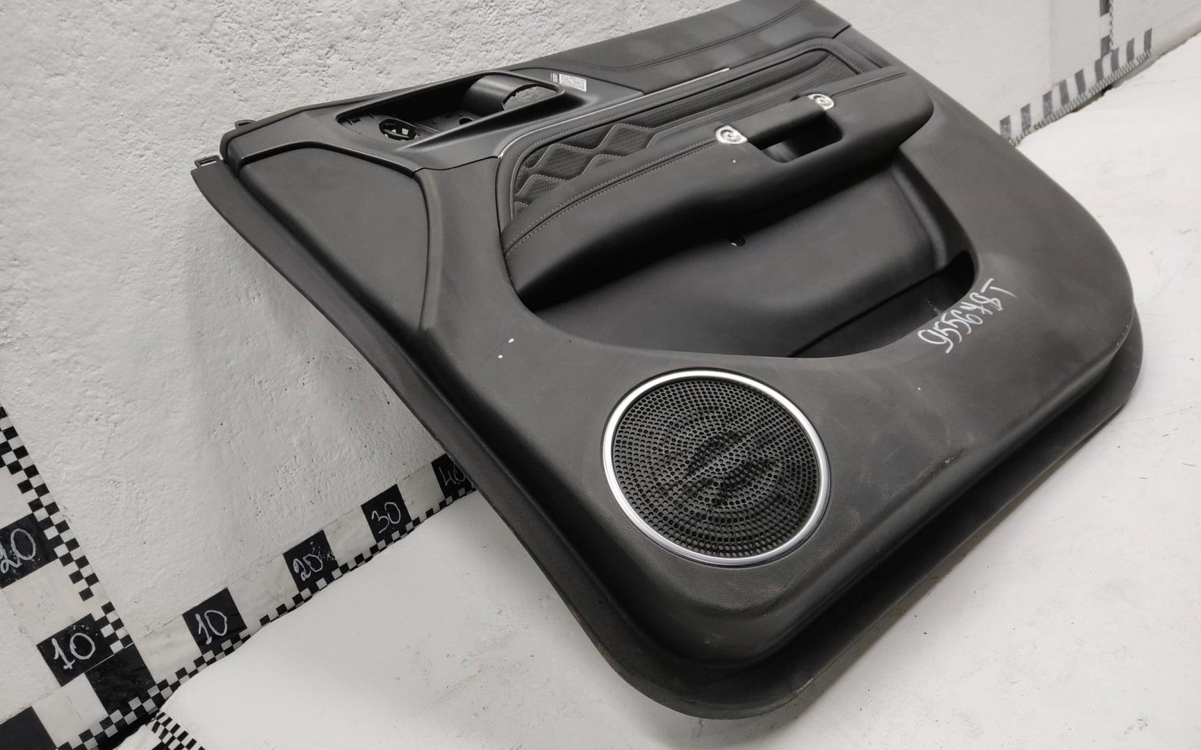 Обшивка двери передней правой