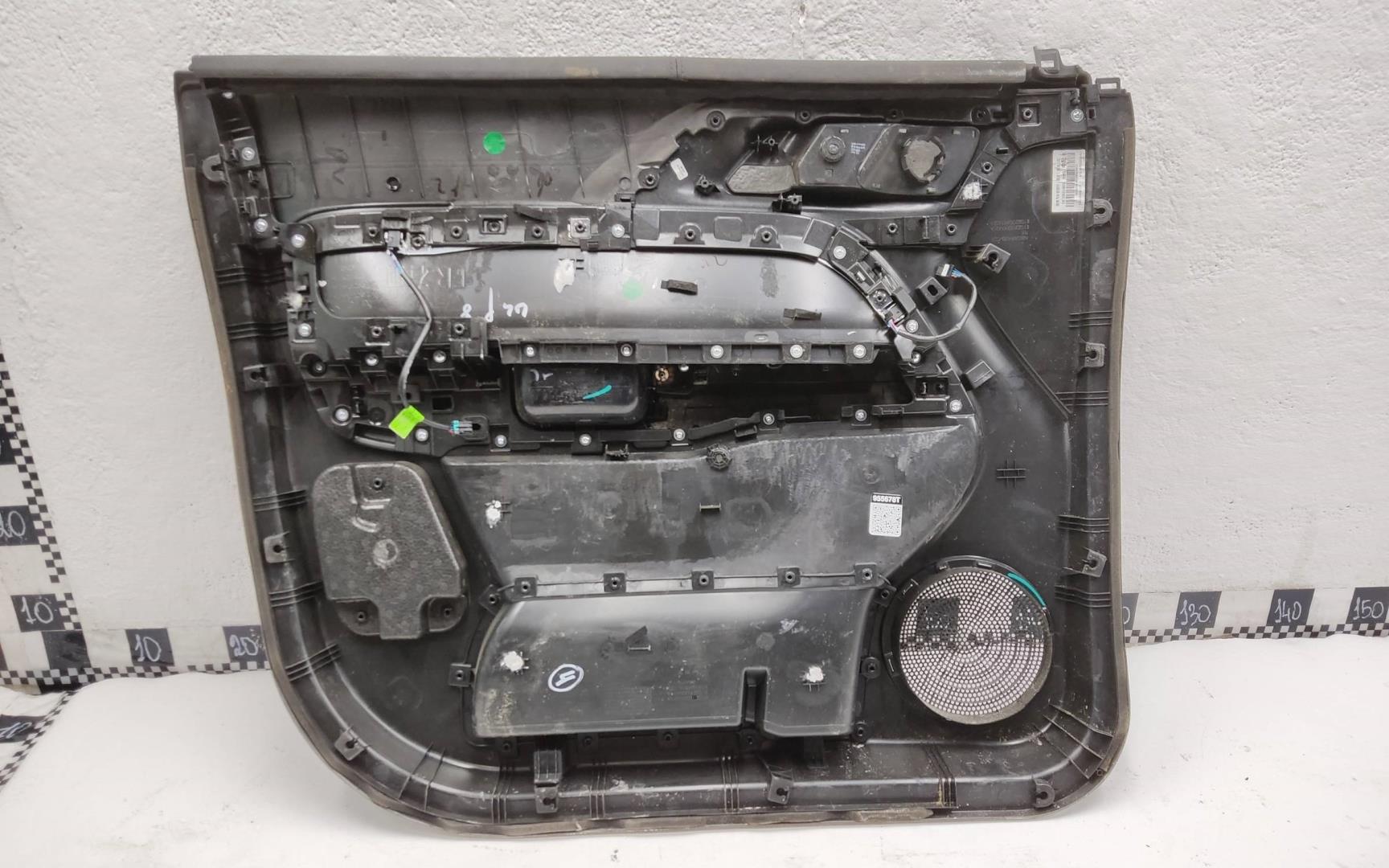 Обшивка двери передней правой