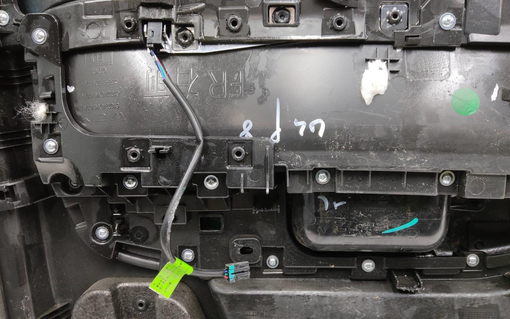 Обшивка двери передней правой