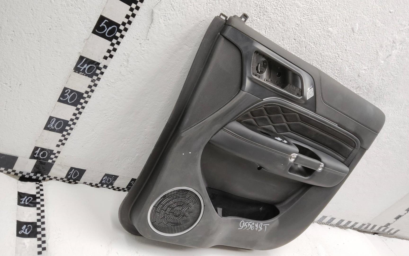 Обшивка двери передней правой