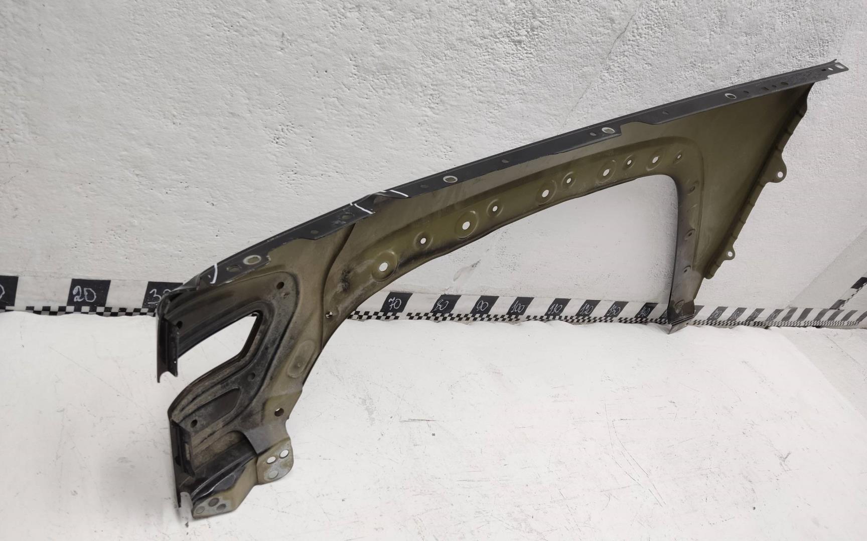 Крыло переднее правое