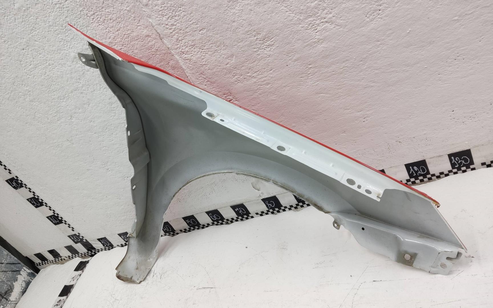 Крыло переднее левое