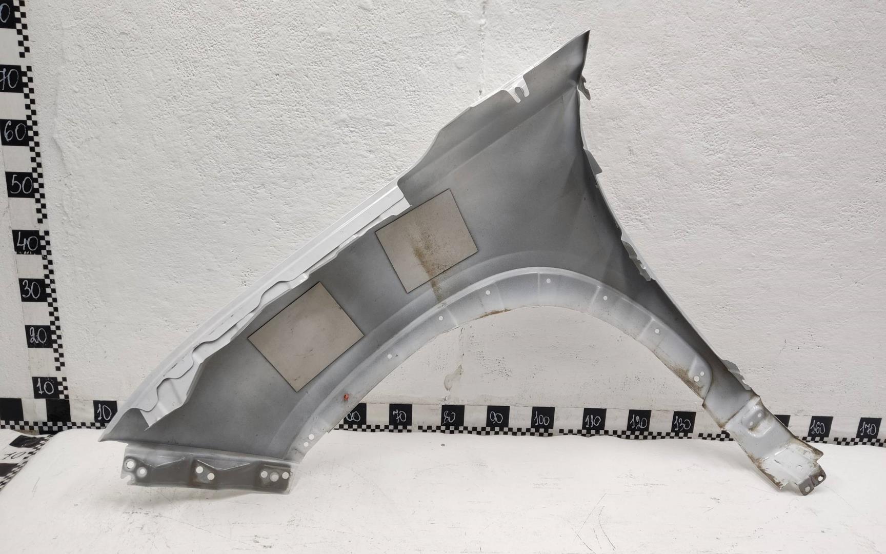 Крыло переднее правое