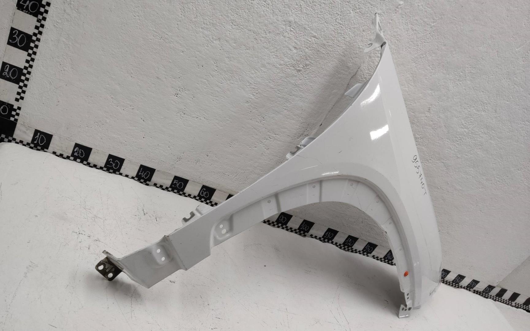 Крыло переднее правое
