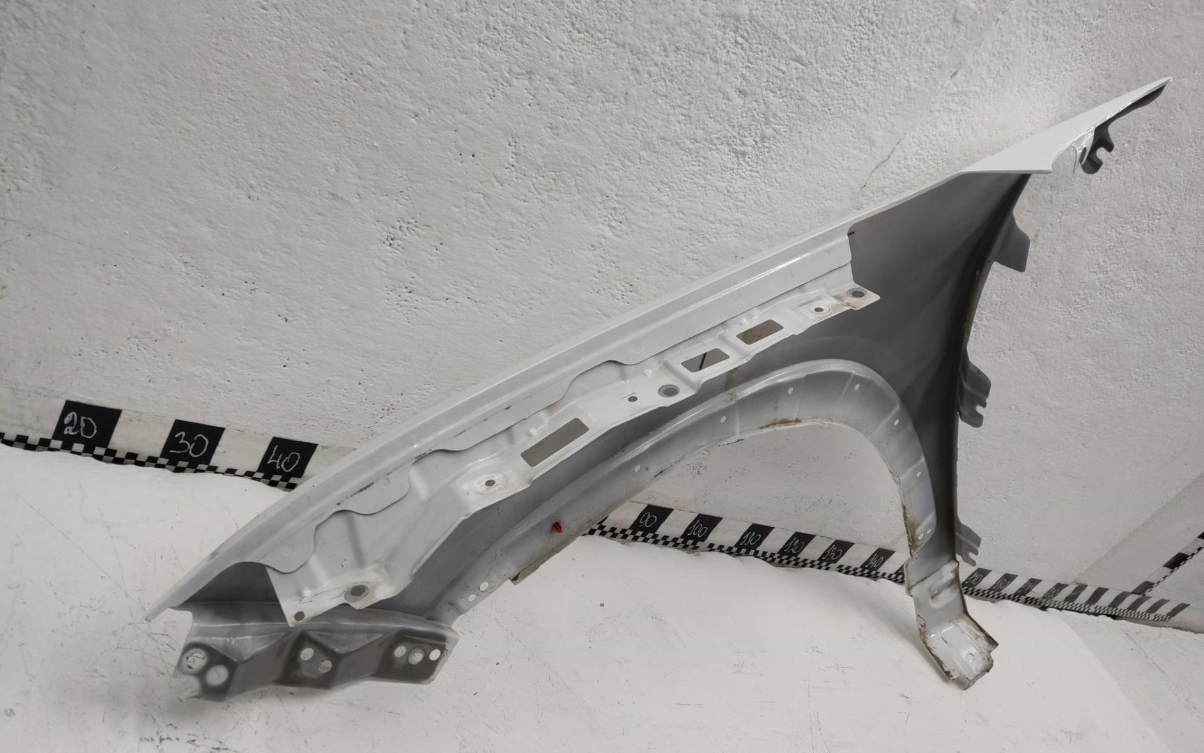 Крыло переднее правое