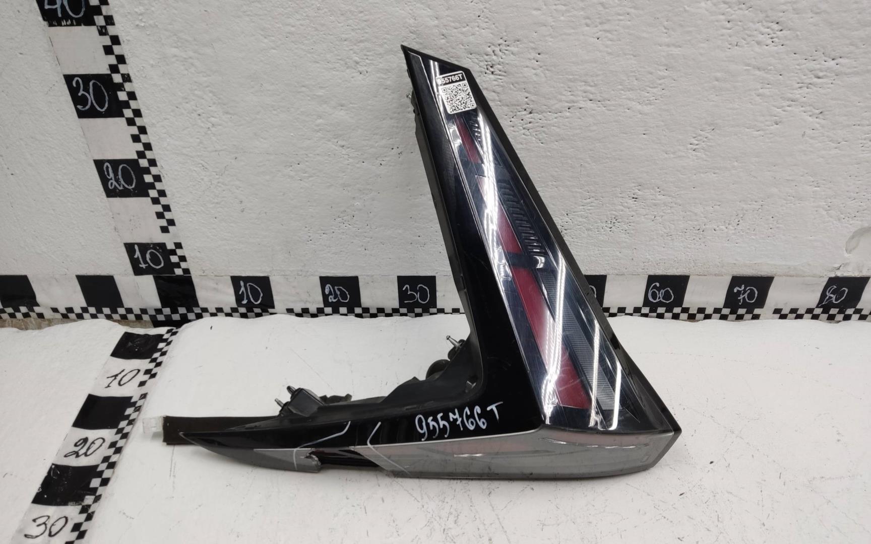 Фонарь задний наружный левый