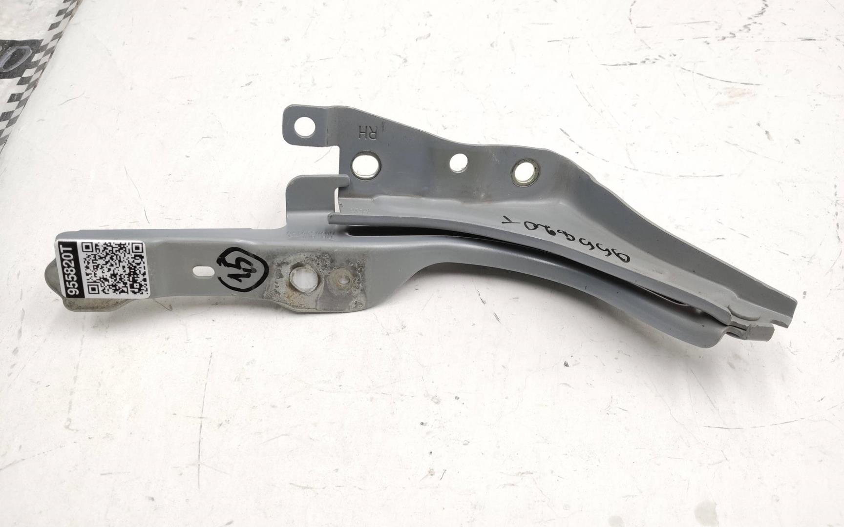 Петля капота правая