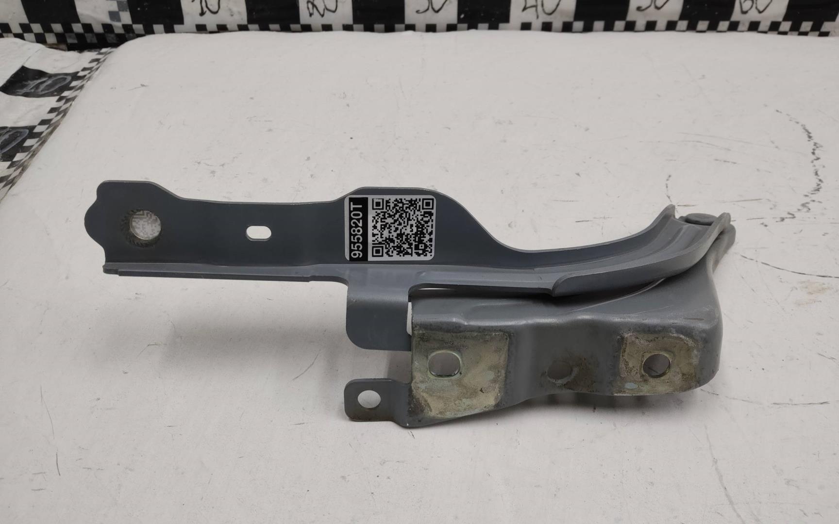 Петля капота правая