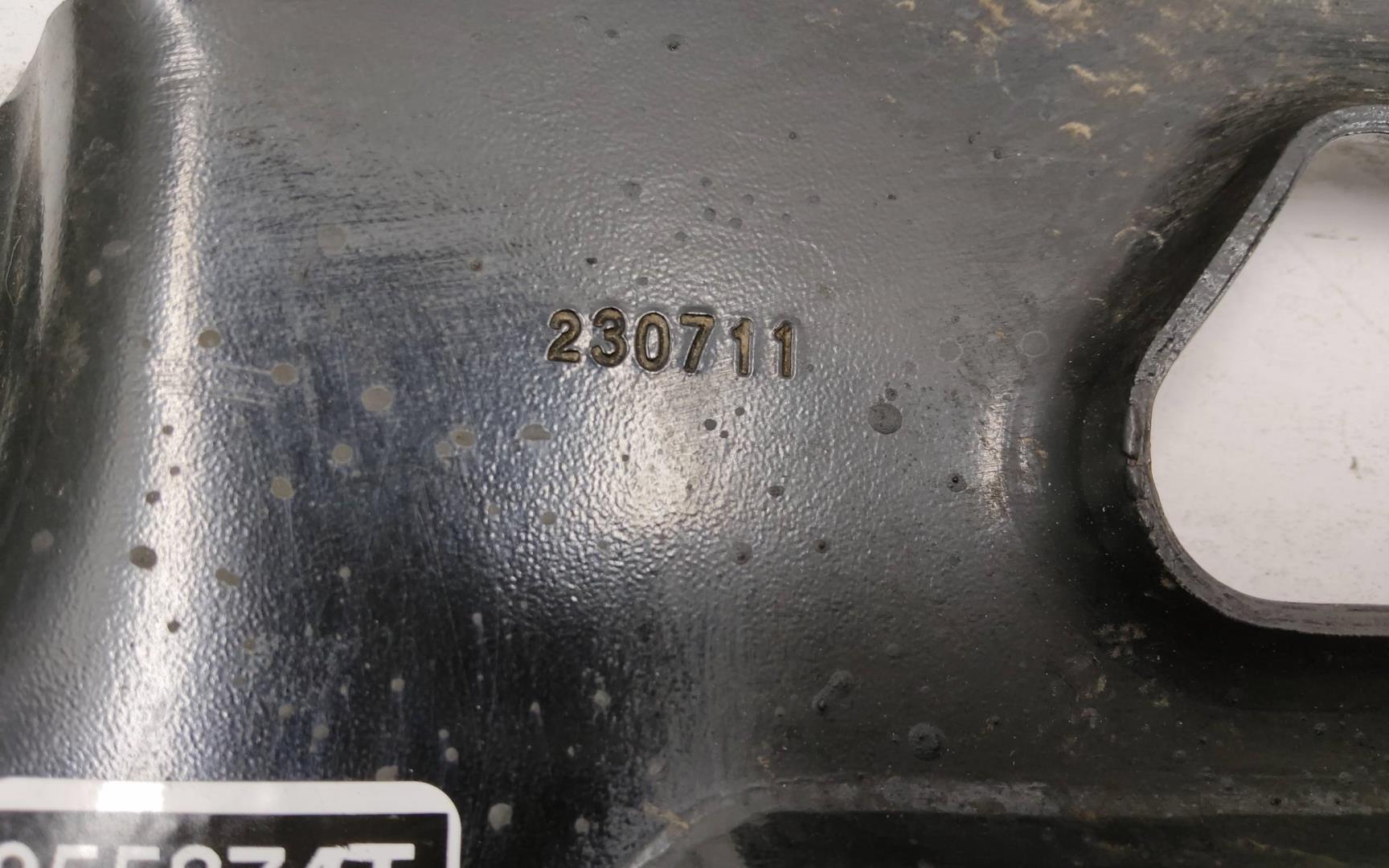 Кронштейн переднего бампера правый