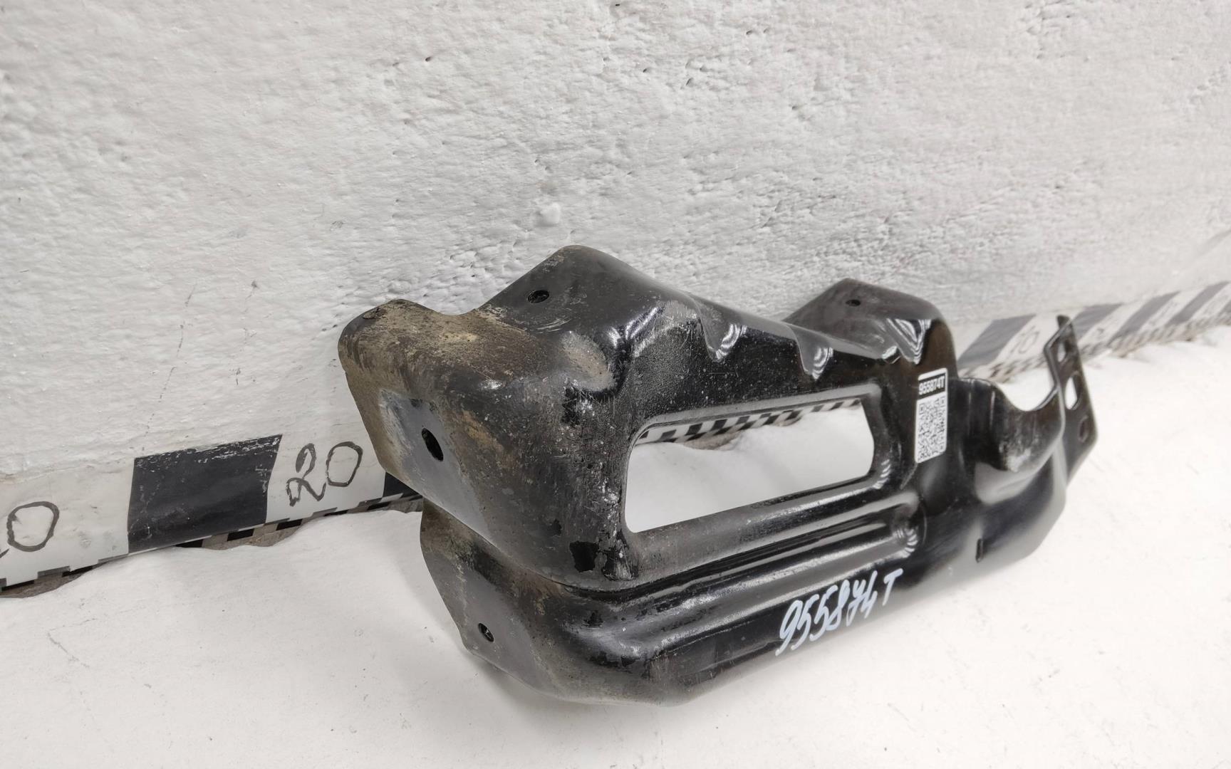 Кронштейн переднего бампера правый