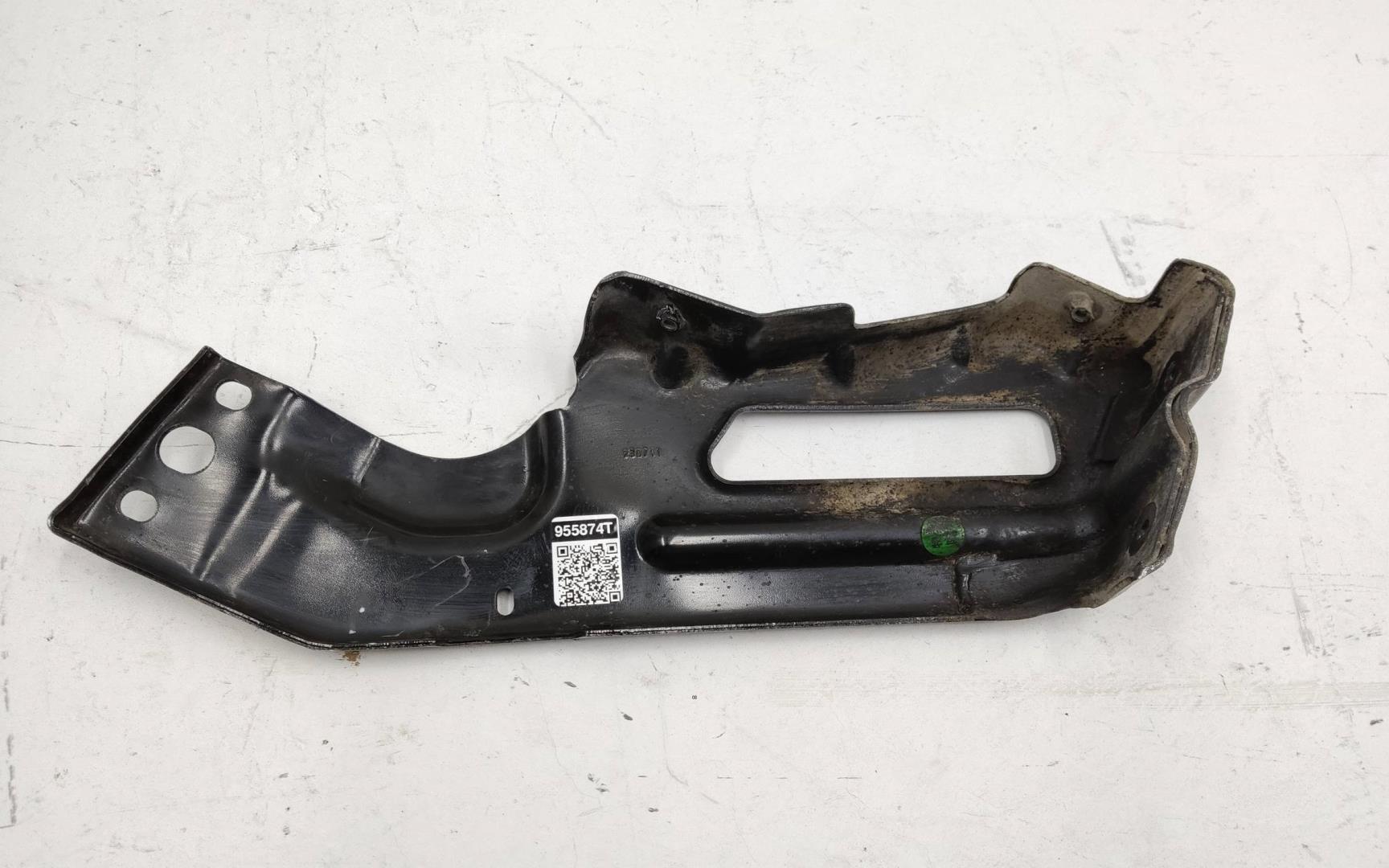 Кронштейн переднего бампера правый