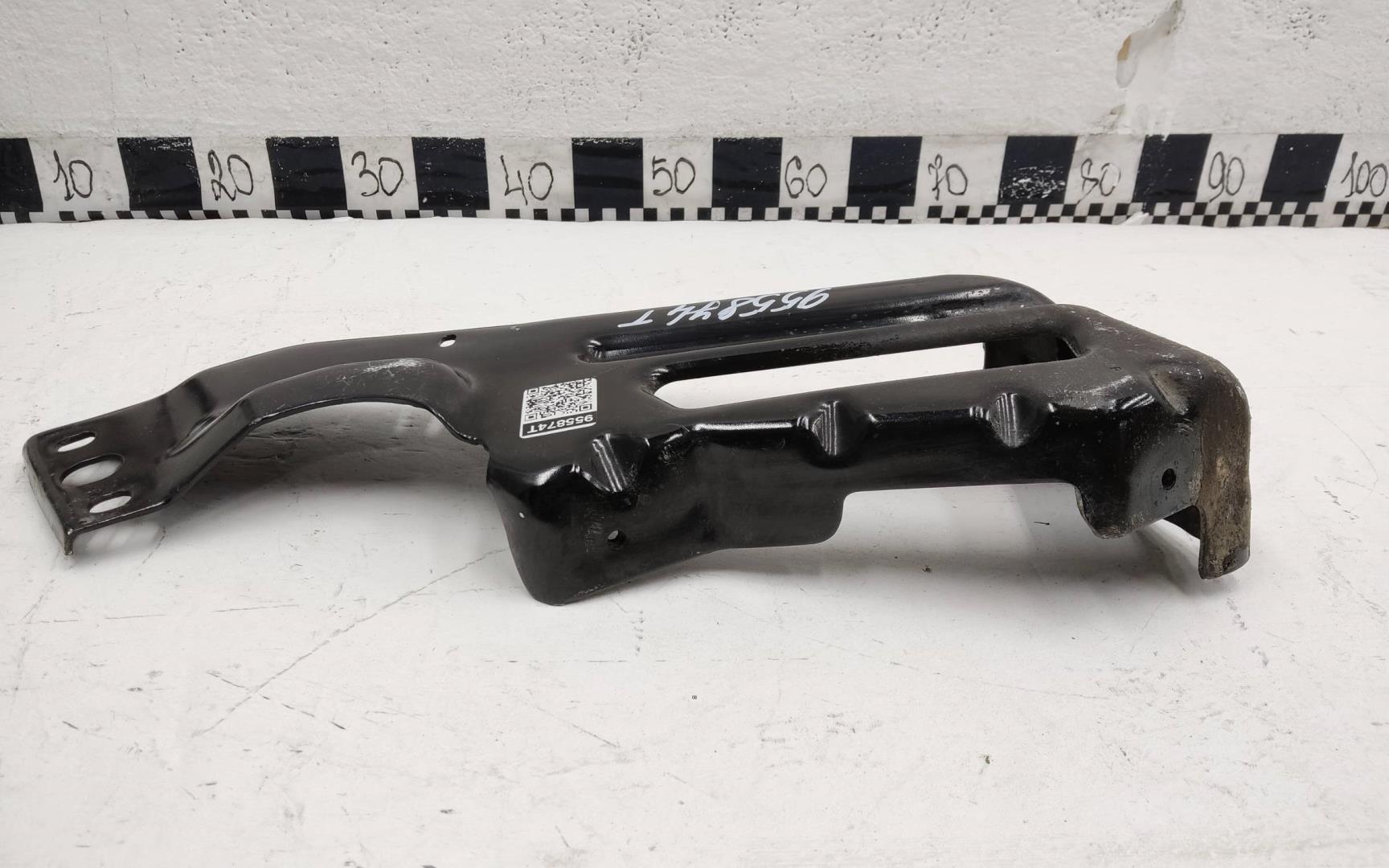 Кронштейн переднего бампера правый